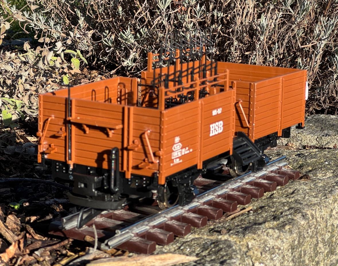 Frontansicht des Wagens mit Bremserkurbel und Bremsschlauch. 