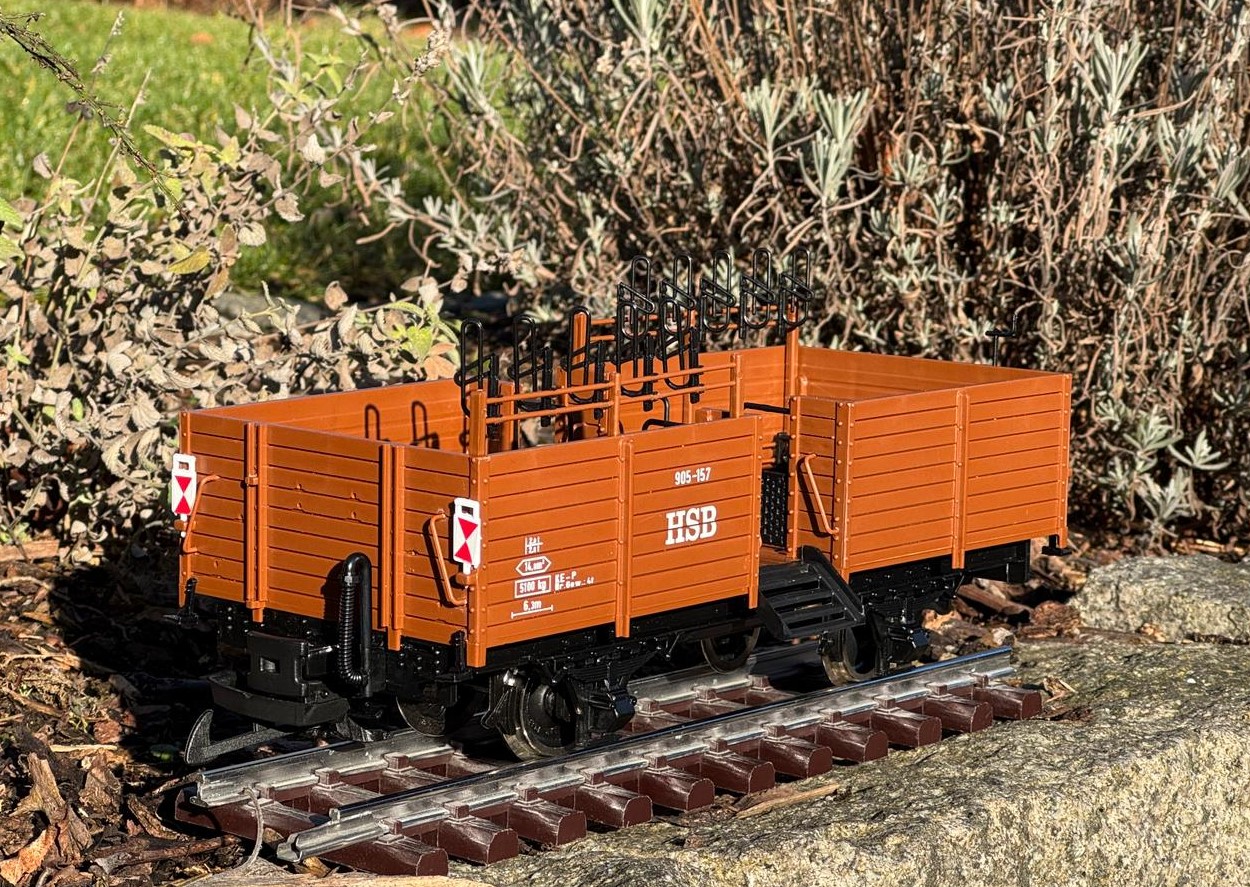 R�ckansicht des Fahrradwagens mit zwei Zugschlusstafeln. Der Bremsschlauch ist aus der "Bastelkiste". Ein Bremsschlauch liegt nur bei. Auch die erw�hnten Metallscheibenr�der wurden gegen die mitgelieferten Kunststoffachsen getauscht.