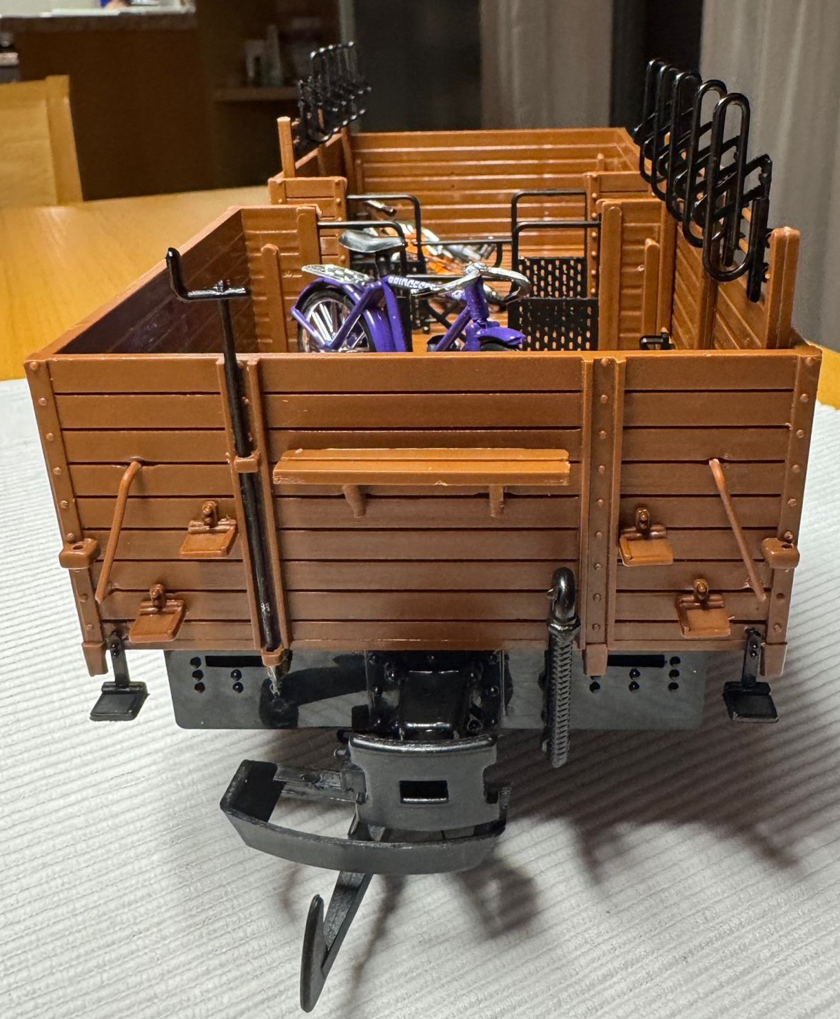 Die beiden mitgelieferten Fahrradhalter sind in den offenen Fahrradwagen von mXion eingebaut. Auch die Bremskurbel und der Bremsschlauch sind hier bereits angebaut. Fein detailliert sind auch die Tritte und Haltegriffe an der Bordwand. 