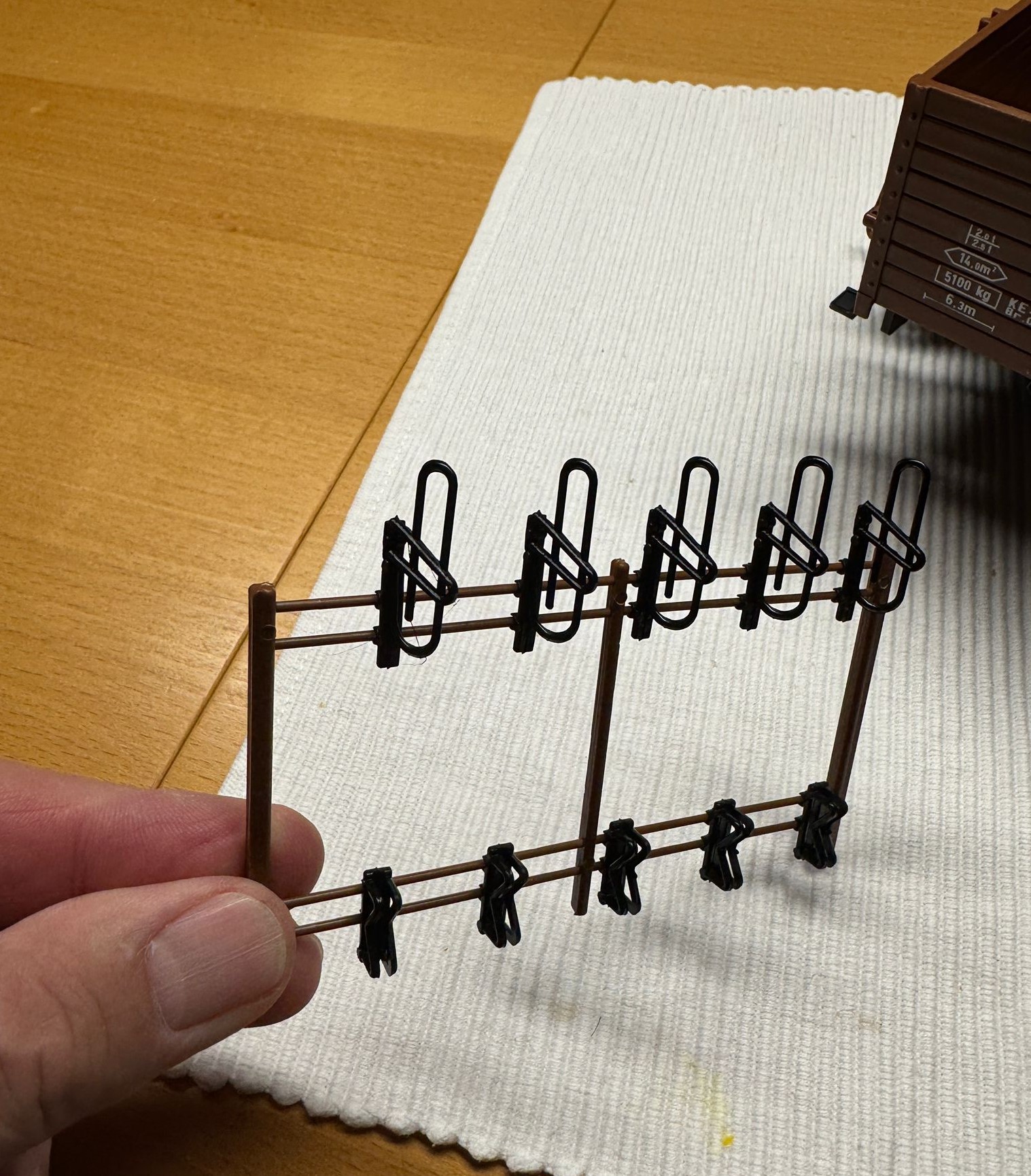 Das wird mitgeliefert: Der Fahrradst�nder f�r den HSB Fahrradwagen. Passgenau kommt diser in den Wagenkasten.