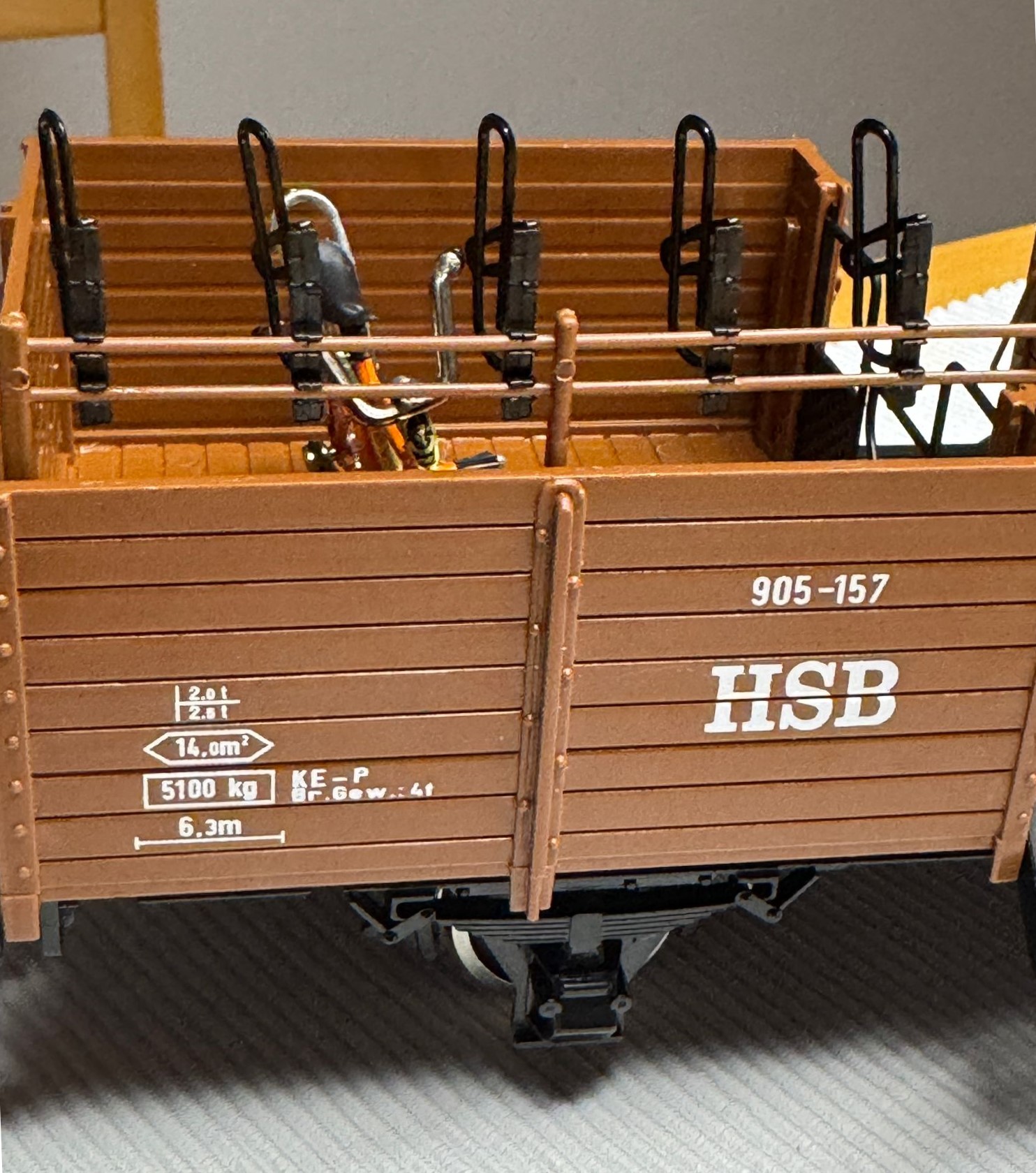 Seitlicher Einblick in den Fahrradwagen HSB 905-157 von mXion - Marius Dege - hier mit einen Fahrrad best�ckt. 