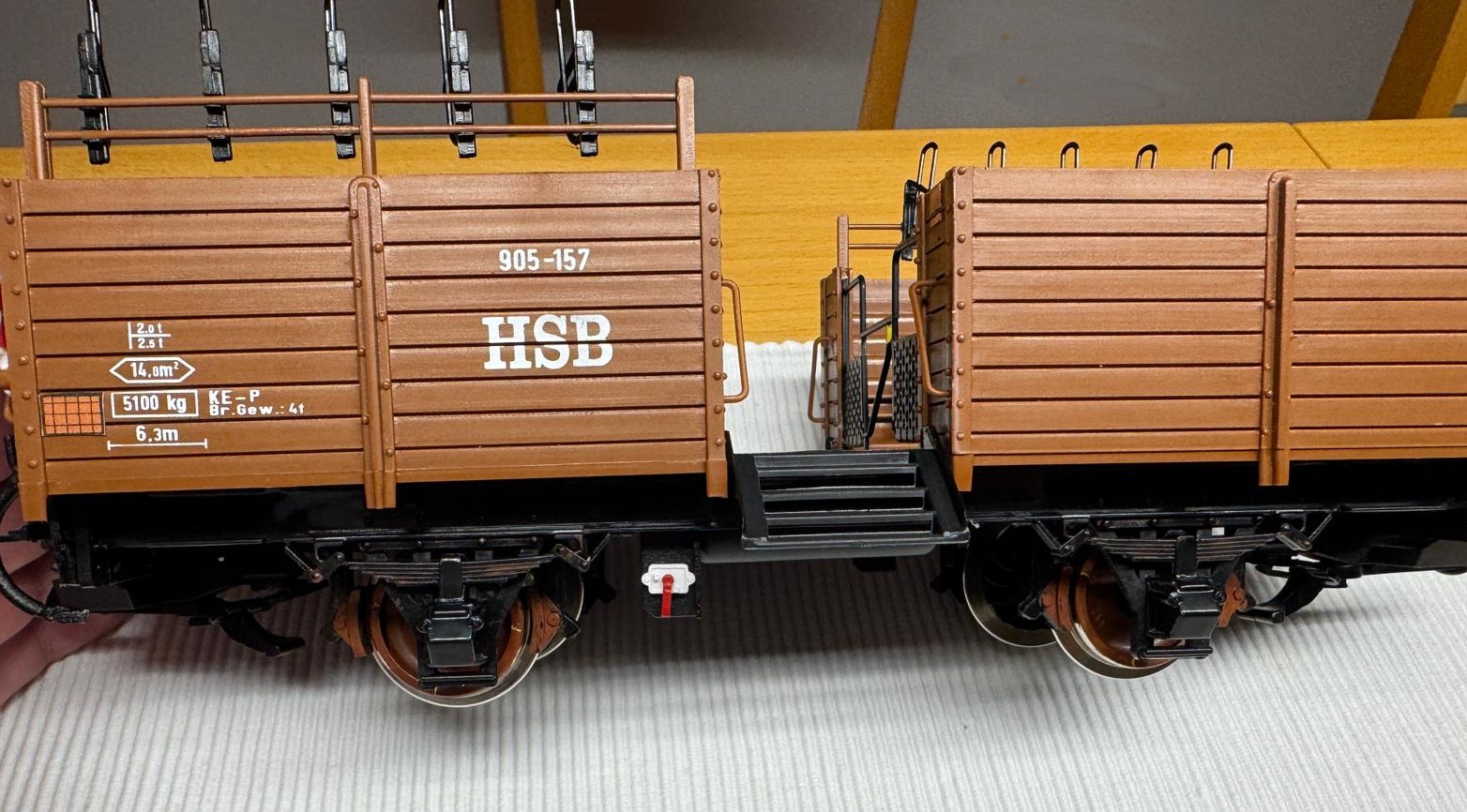 Aufgewertet: Gut zu erkennen die bereits beschriebenen Metallachsen. Links vom Einstieg: Druckluftbremshebel HSB-Wagen von Christian Fesl - Modellbahnzubeh�r. Links von den Ma�angaben: Zettlnetz f�r Laufkarten. 