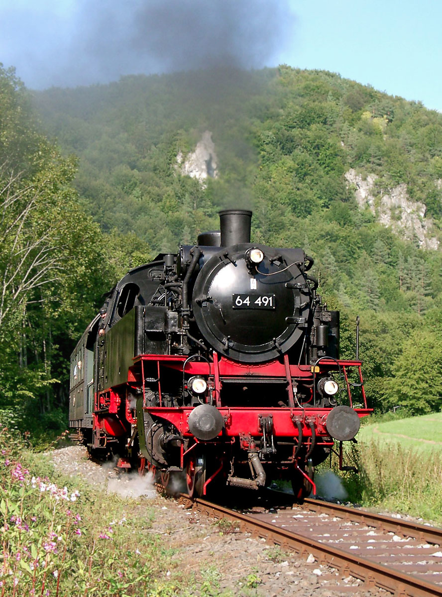 Hier ein Bild aus Sommertagen auf der romantischen Strecke durch das schne Wiesent-tal in der frnkischen Schweiz. 