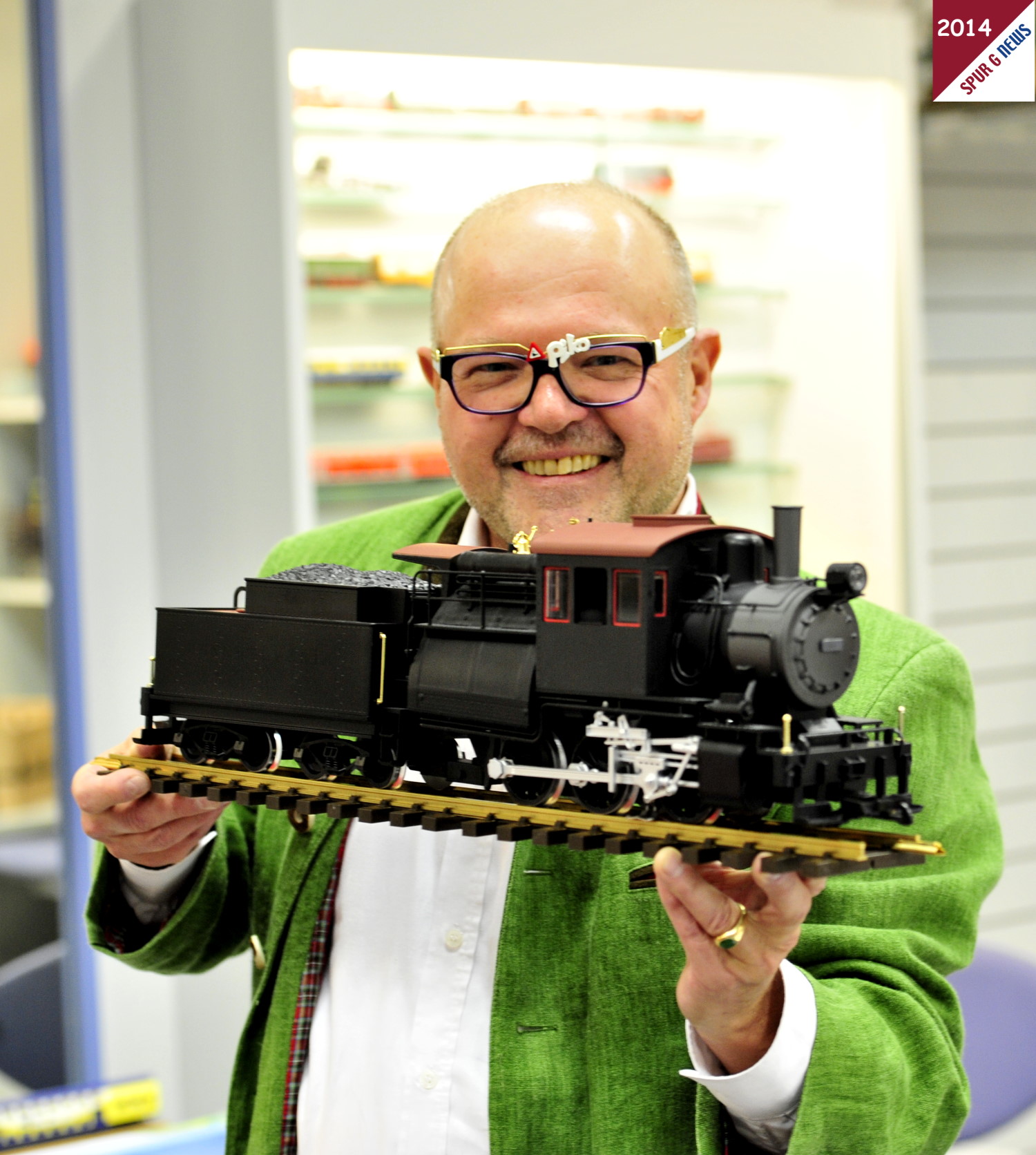 Auf dem linken Bild prsentiert Herr Dr. Ren F. Wilfer mit groem Stolz das erste Handmuster der Camelback (Kamelrcken) Lokomotive. Eines der Highlights in 2014 aus der Sonneberger PIKO Fabrik. 