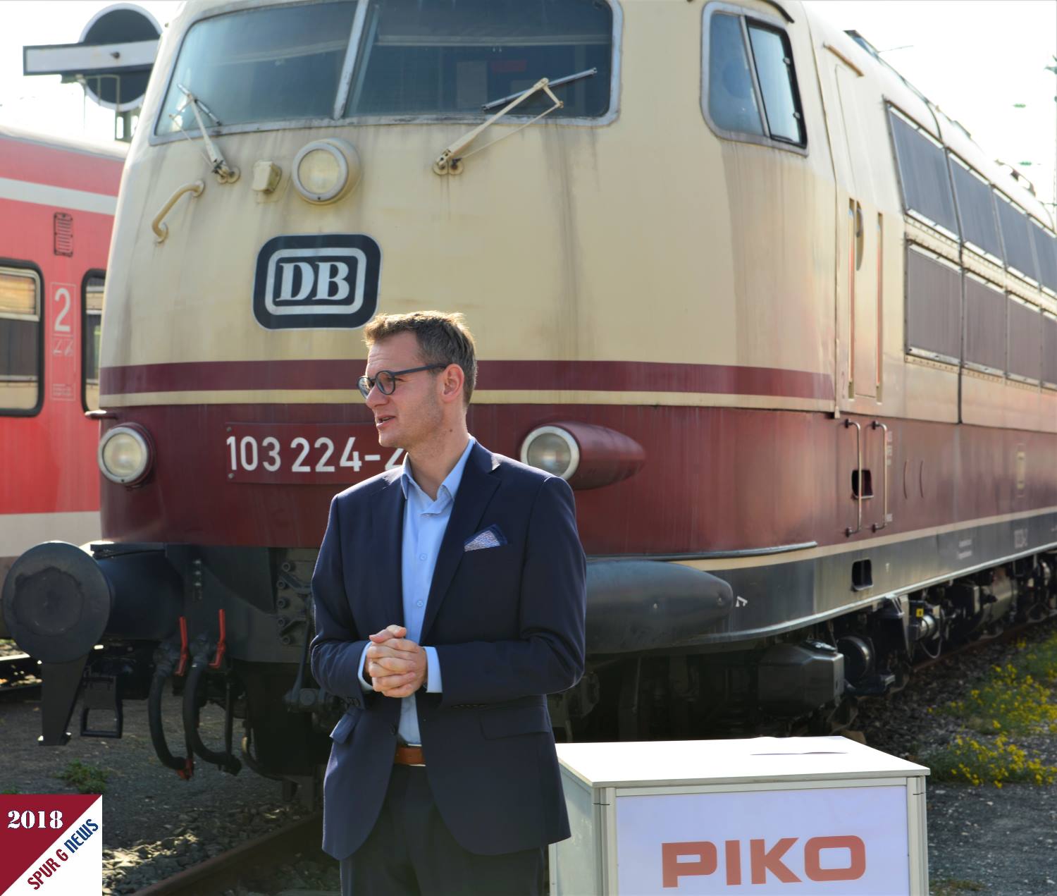 Ansprache des DB Museumsleiters vor der hinter der Wagenhalle II stehenden BR 103 in Nrnberg beim PIKO Rollout. 