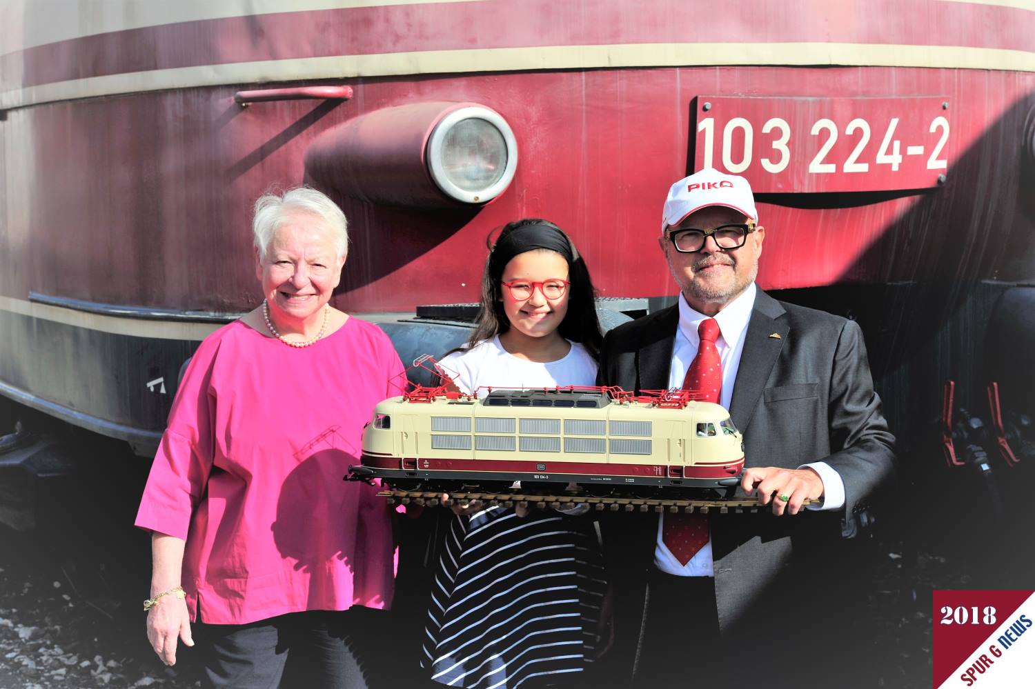 Schlussbild mit Damen beim Roll Out der BR 103 im DB Museum in Nrnberg. Von Links nach Rechts: Frau Ortrud Wilfer, Tochter Andrea, Herr Dr. Ren F. Wilfer mit dem aufgegleisten Modell der BR 103 in Gartenbahngre. Im Hintergrund das Original BR 103 224-2 der Schnellzugelektrolok. 