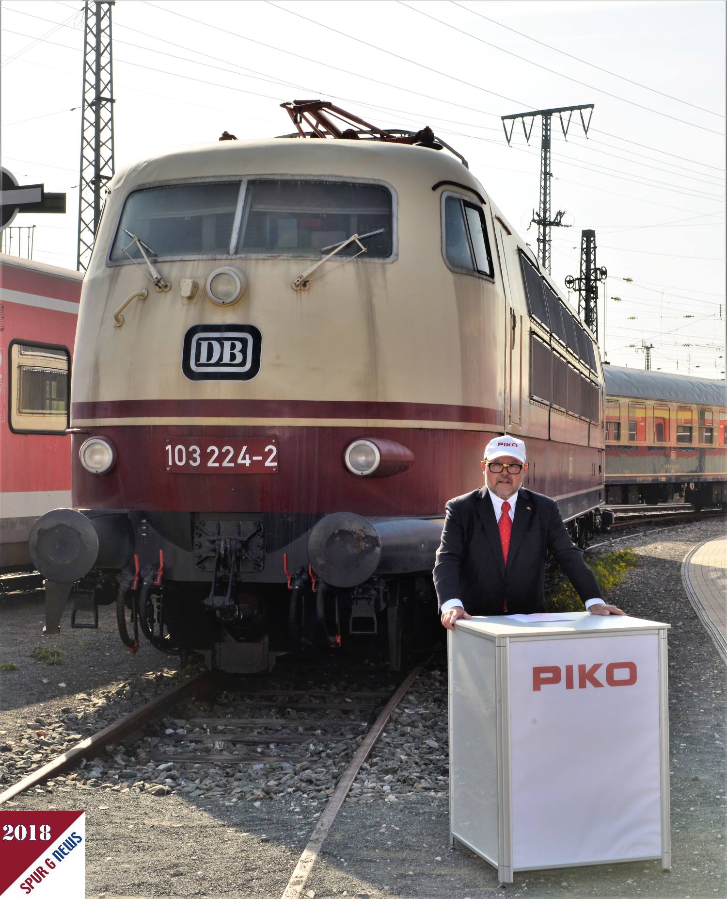 Herr Dr. Ren F. Wilfer konnte vor der Originallok im DB Museum seine Ansprache zu den Firmenzahlen und der neuen Gartenbahnlok BR 103 halten. Herrliches "Sptsommerwetter", das Mitte Oktober, lies die Prsentation vor dem geladenen Publikum zum Highlight des Jahres 2018 in der Gartenbahngre von PIKO werden. 