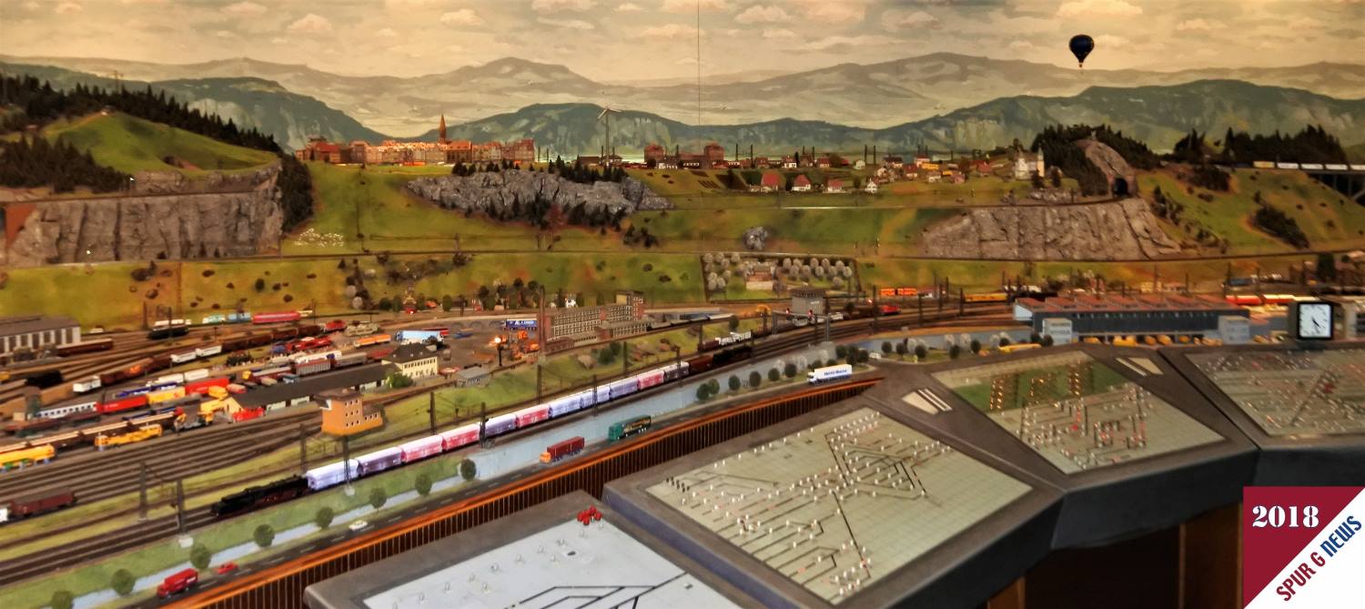 Abschluss des angebotenen Rundgangs war der Betrieb der Modellbahnanlage mit Equipment von Fleischmann im DB Museum. 15 Zge bewegen sich vorbildgerecht in Blockabschnitten durch Bahnhfe, Stdte, Berg und Tal. 10 Minuten geben einen kurzen Einblick in die bereits ab 1960 eingebaute Anlage im DB Museum in Nrnberg. 