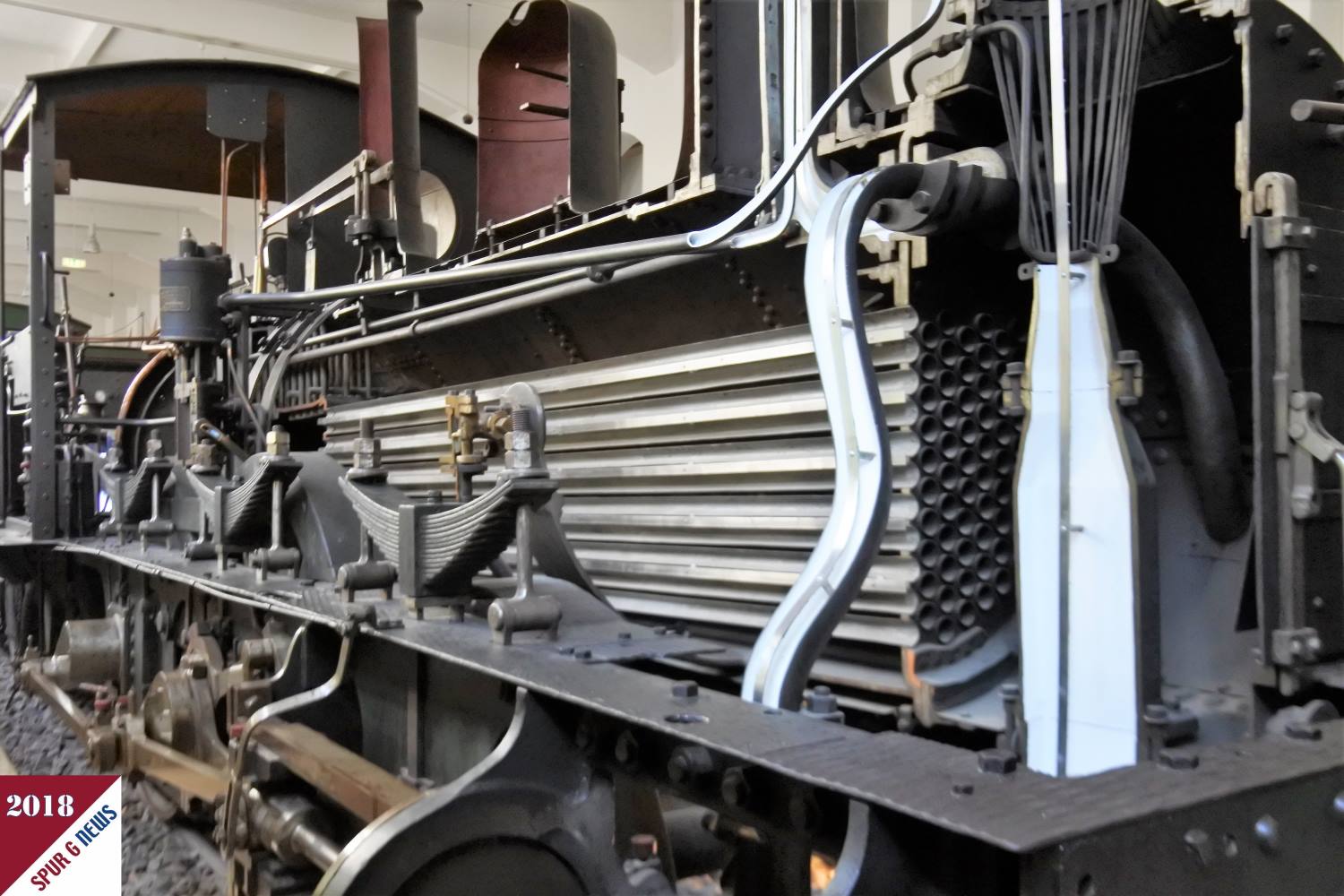 Im Haupttrakt des DB Museums in Nrnberg ist auch eine der ltesten Dampfloks, neben dem Adler, zu sehen die im Dauereinsatz war. Hier wird anhand der aufgeschnittenen Seite mit Lichtfarben erklrt was wohin gehrt und vor allem wie die Dampflok so funktioniert. Feuer, Wasser, Dampf und Sand gepaart mit viel technischem Know How, Eisen und Stahl bewegten die Gter und Menschen schneller von Ort zu Ort. 