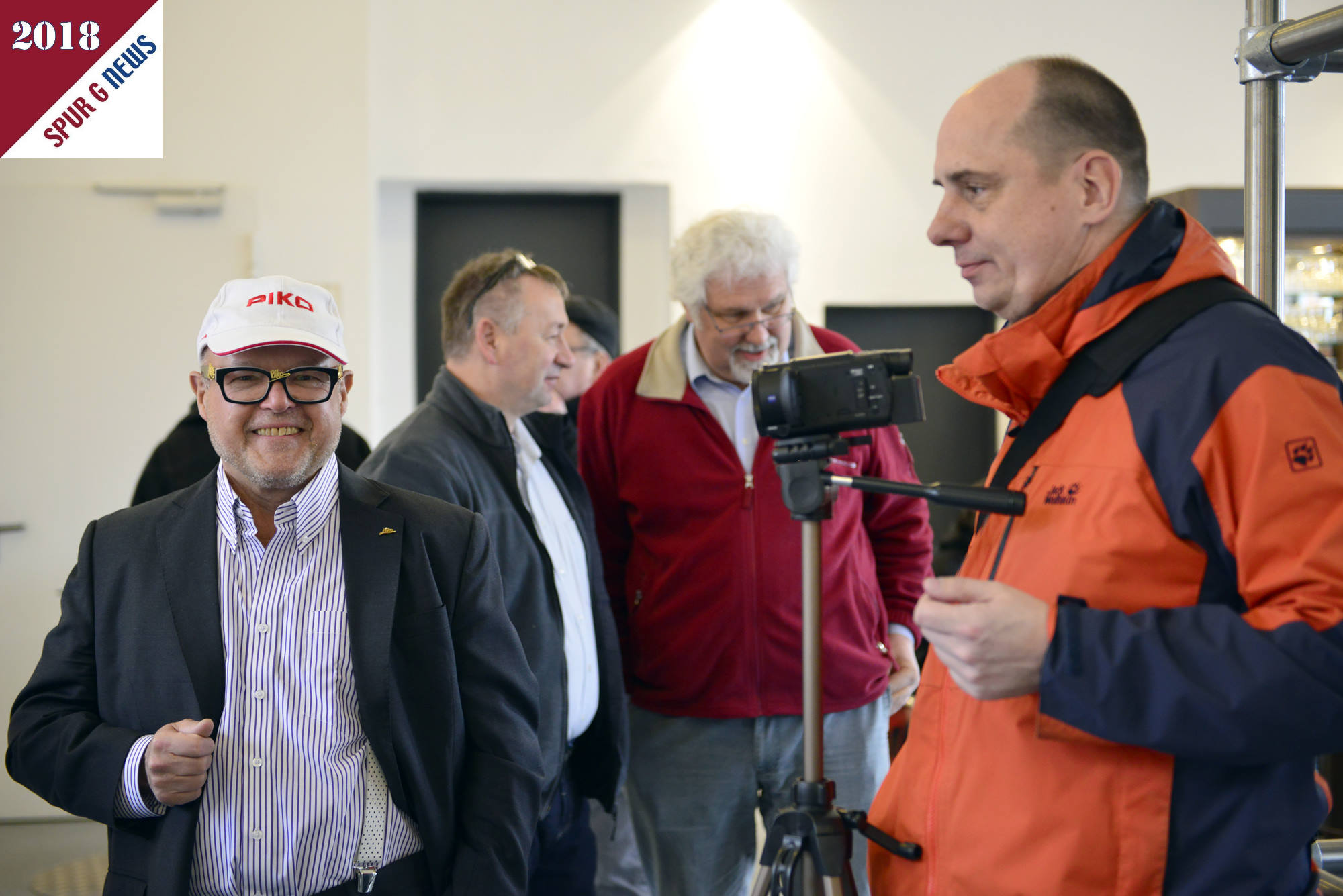 In einer Festhalle am Kohlenhof des Deutschen Dampflokomotiv Museums in Neuenmarkt Wirsberg waren geladene Gste, Hndler und natrlich die Presse an diesem Mittwoch den 28.03.2018 geladen. Gut gelaunt prsentierte Herr Dr. Ren F. Wilfer feierlich die Baureihe 95 in der Gartenbahngre von PIKO. 