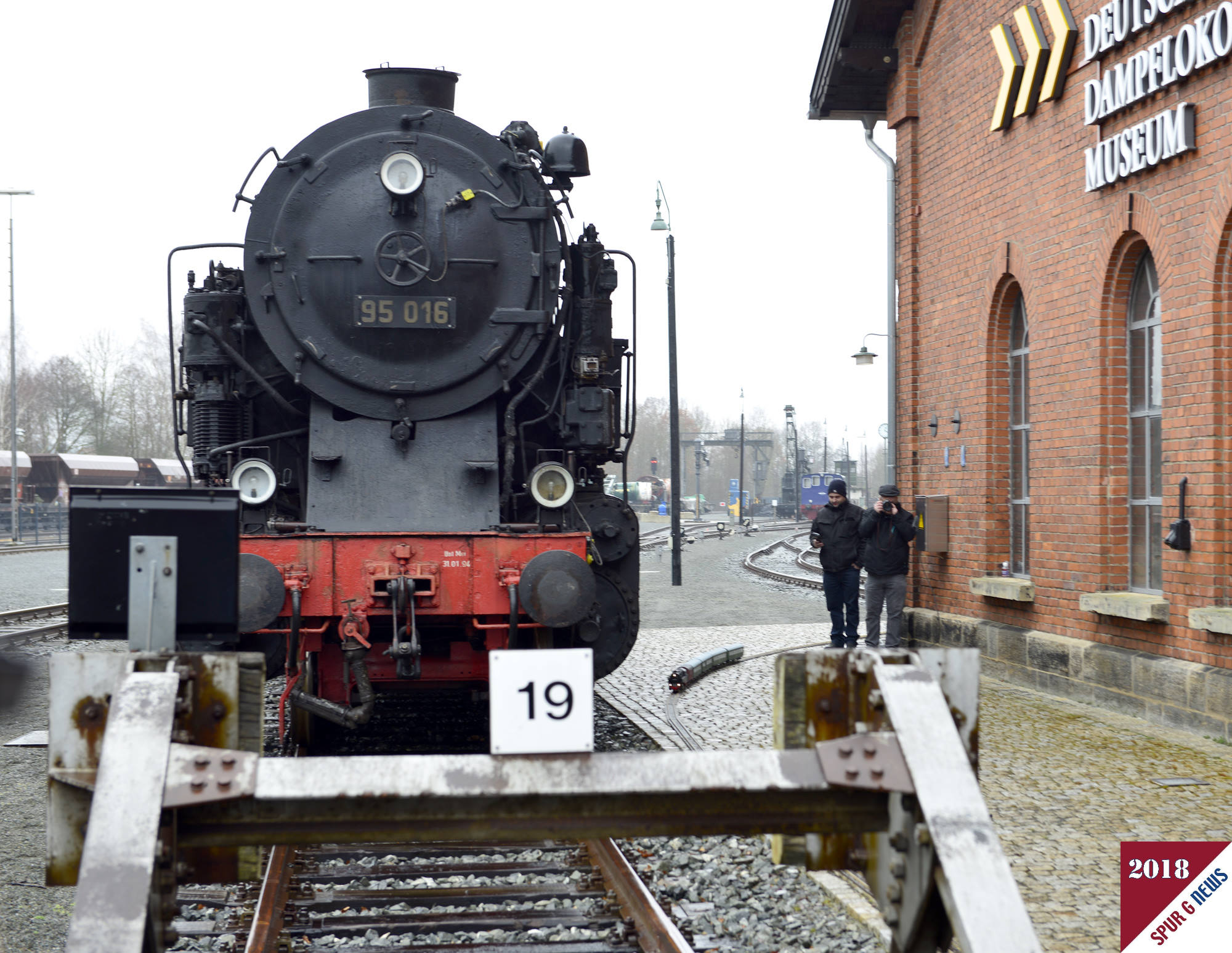 Dann war es soweit: Die BR 95 im Original wurde auf das Prsentationsgleis geschoben. Die PIKO Mannschaft rollte den Gartenbahnzug auf den verlegten PIKO Gartenbahngleisen neben die Lokomotive. 