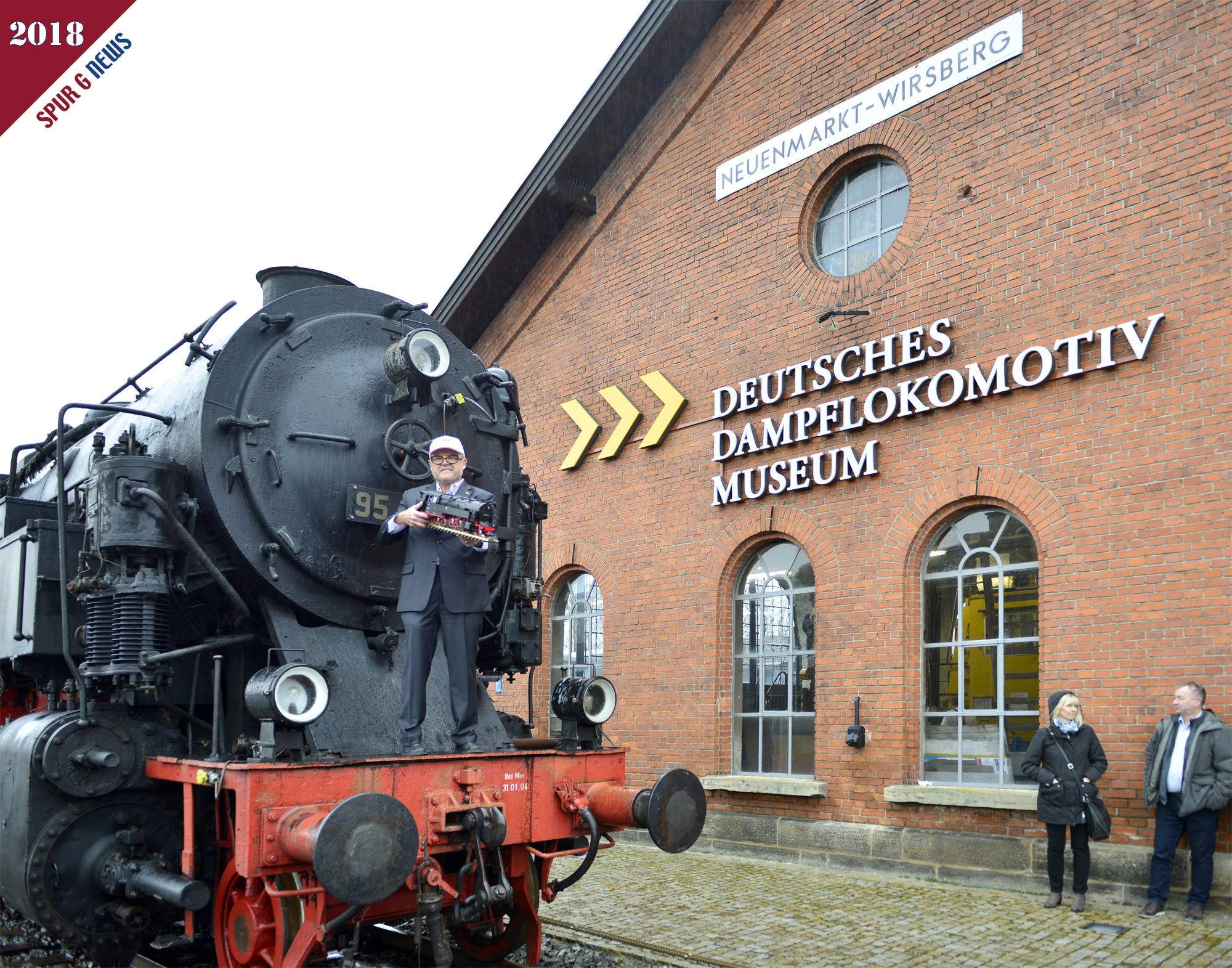 Auf vielfachen Wunsch der anwesenden Gste scheute Herr Dr. Ren F. Wilfer sich nicht die Originallokomotive vor der Schienenbushalle im DDM zu prsentieren. Er kletterte kurzer Hand auf die Pufferbohle der Originalmaschine. 