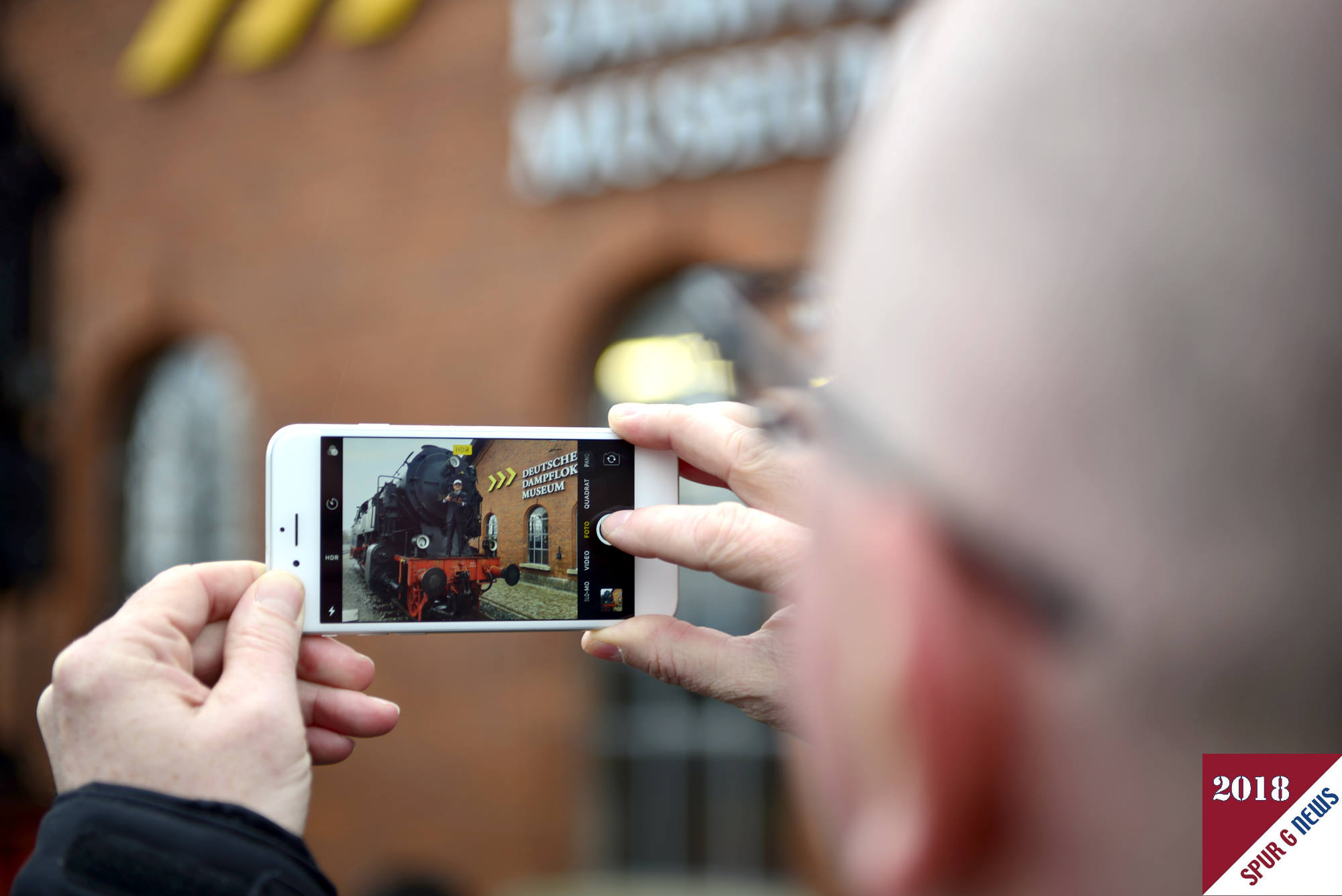 Es wurde fleiig fotografiert und der feierliche Moment in vielen Kameras, Videogerten und Handys festgehalten. 