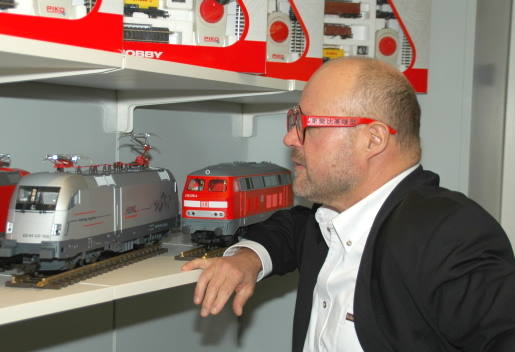 Herr Dr. Ren F. Wilfer vor dem Regal der Spur G Lokomotiven im Prsentationsraum im Werk Sonneberg. 