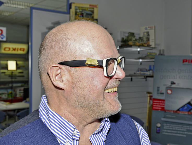 Neue Brille von Dr. Ren F. Wilfer, Chef von PIKO Sonneberg. Gestell auen in Schwarz, Innenrahmen wei, Bgel Schwarz mit Goldapplikation mit dem Thema Kreisellok. 
