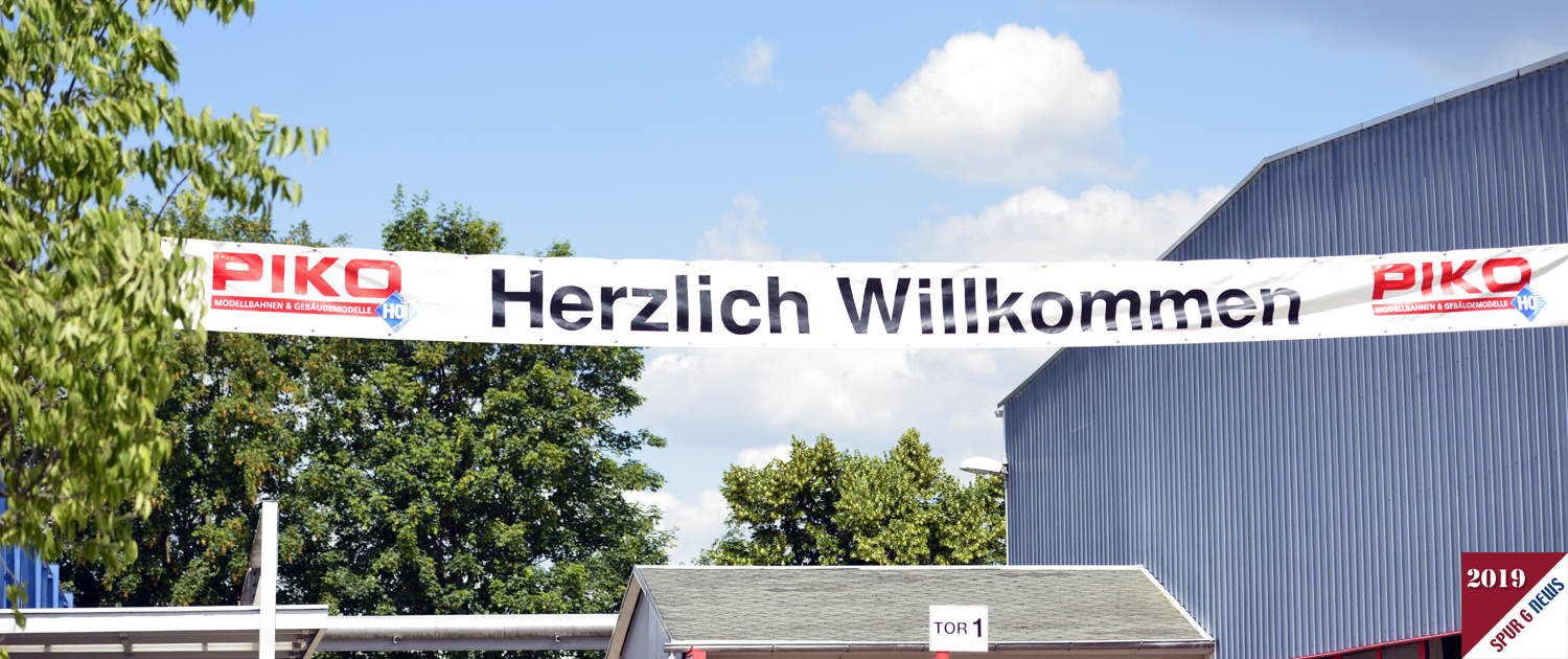 Das Banner ber Tor 1 ist gespannt und warten nun auf 10-12 Tausend Besucher am Samstag, den 21. Juni 2019, zum TOFT - Tag der offenen Tr. Fr den 11. Tag der offenen Tr am Samstag, den 21. Juni 2019, ist der Sonneberger Modellbahnhersteller PIKO besten gerstet. Alle Vorbereitungen laufen auf Hochtouren und sind teilweise bereits abgeschlossen. Wir von den Spur G News konnten uns ein erstes Bild im Werk am heutigen 18. Juni 2019 bei der Pressekonferenz machen.