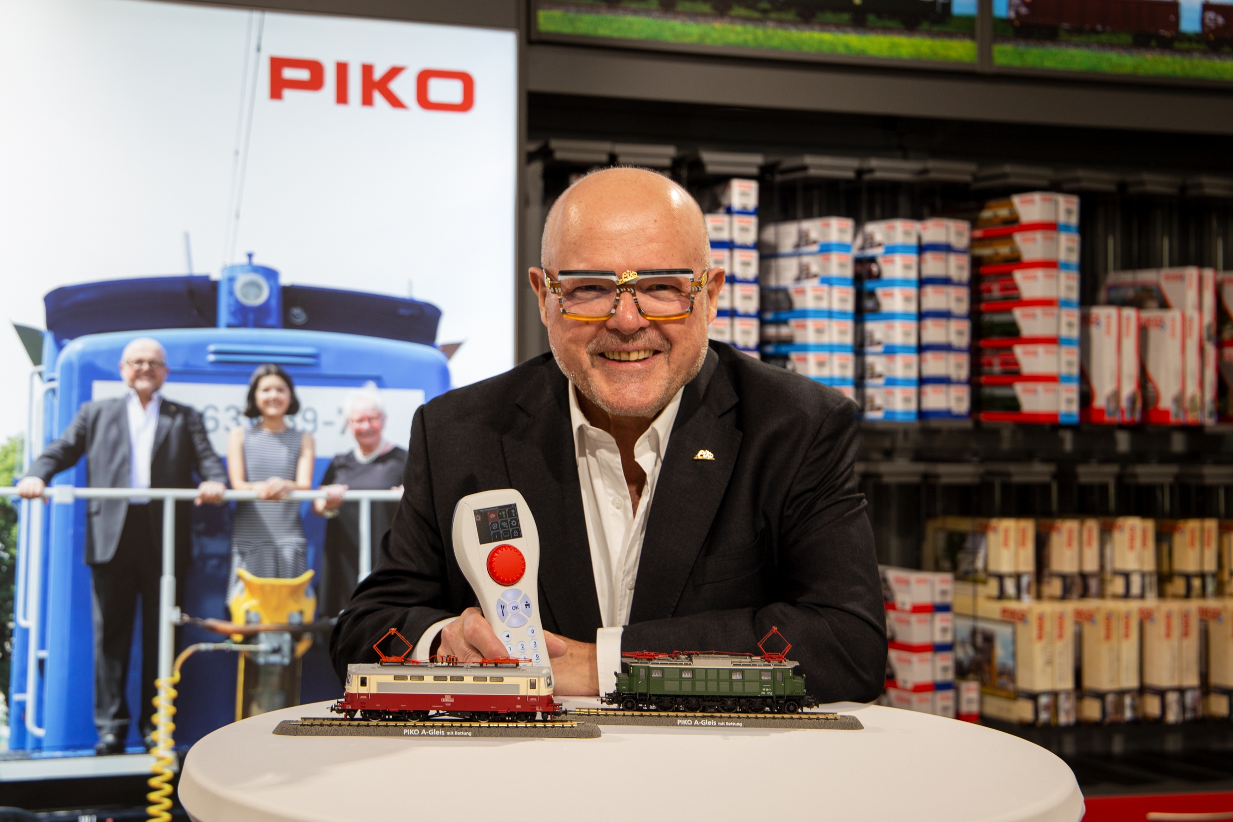 PIKO Inhaber, Herr Dr. Ren F. Wilfer, prsentiert erste Muster von 2023er H0 Neuheiten sowie die neue Digitalsteuerung PIKO SmartControlWLAN