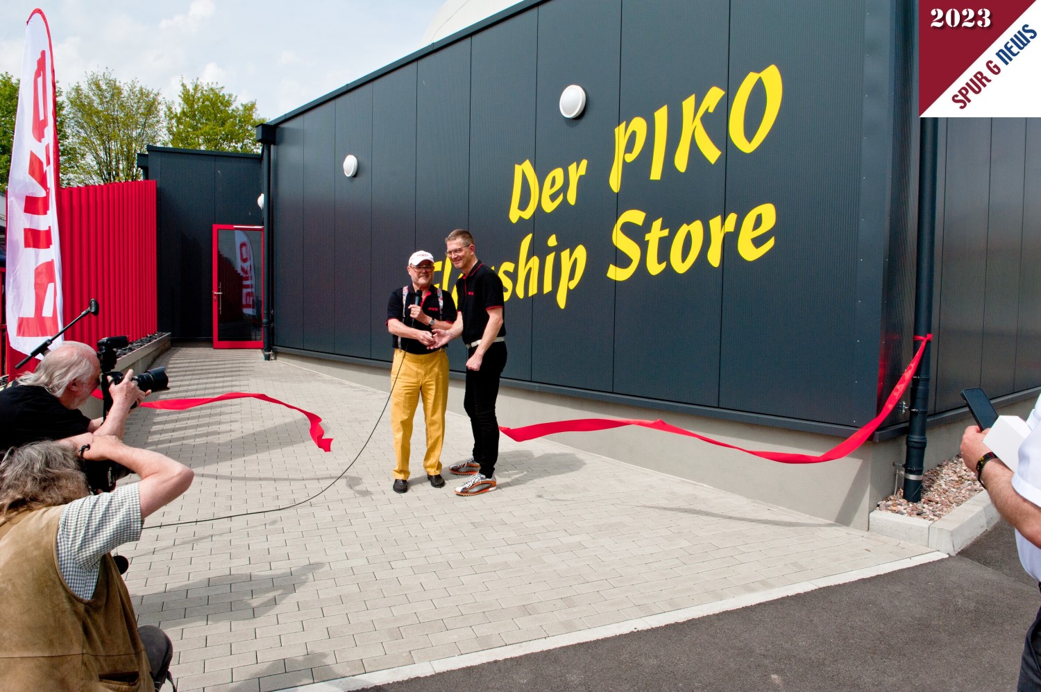 Nun ist das rote Band durchtrennt und der PIKO Flagship Store in Sonneberg durch Herrn Dr. Ren F. Wilfer - links im Bild - und den neuen Leiter, Herrn Sascha Eberhardt, - rechts im Bild, erffnet. Tausendmal fotografiert und sicherlich auch gepostet. 