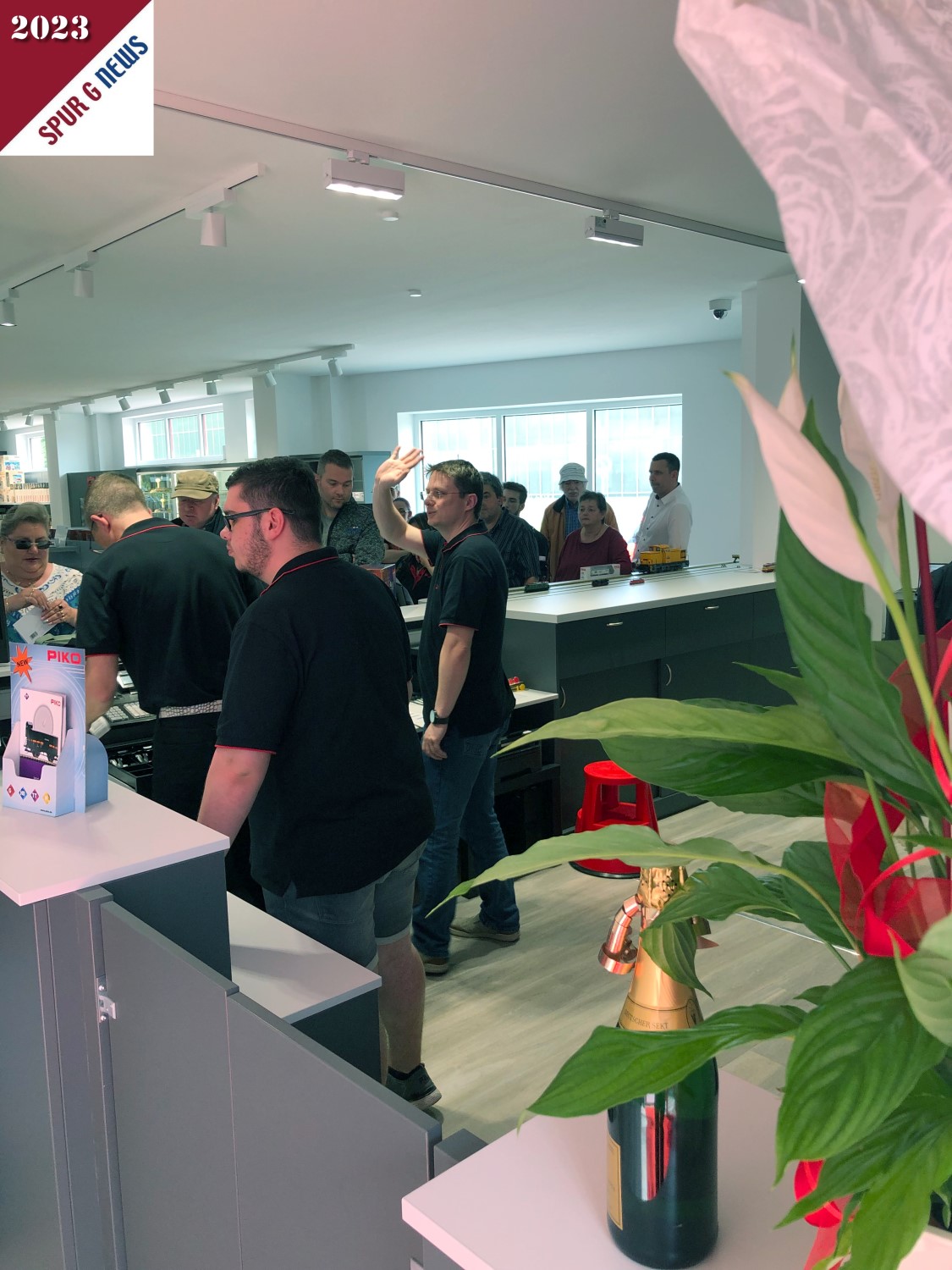 Bereits bei der Eröffnung war der Kundenandrang groß. Nicht nur Information war gefragt, nein, es wurde auch gekauft. Am Kassentresen kann der Kunde auch die verschiedenen Spurweiten auf eine Testgleis ausprobieren.