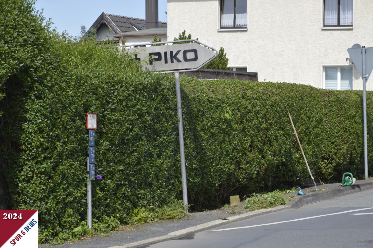 Der Heckenschnitt ist in vollem Gange. Vorbereitung auch auerhalb des Werksgelnde. Das Hinweisschild wird "frei geschnitten" und zeigt den Weg am Samstag, den 22. Juni 2024 zur "PIKO" 