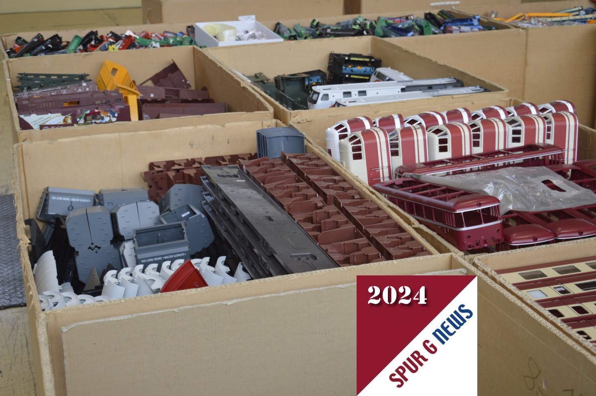 Nach den groen Spritzgussmaschinen in der Halle ist die "Krabbelecke" fr Liebhaber. Ob aus alten DDR Bestnden oder Artikel fr den G-Bereich, die Kundenschlange wird wieder lang sein. auf dem Bild knnen die Gartenbahner schon ein paar Schnppchen entdecken! 
