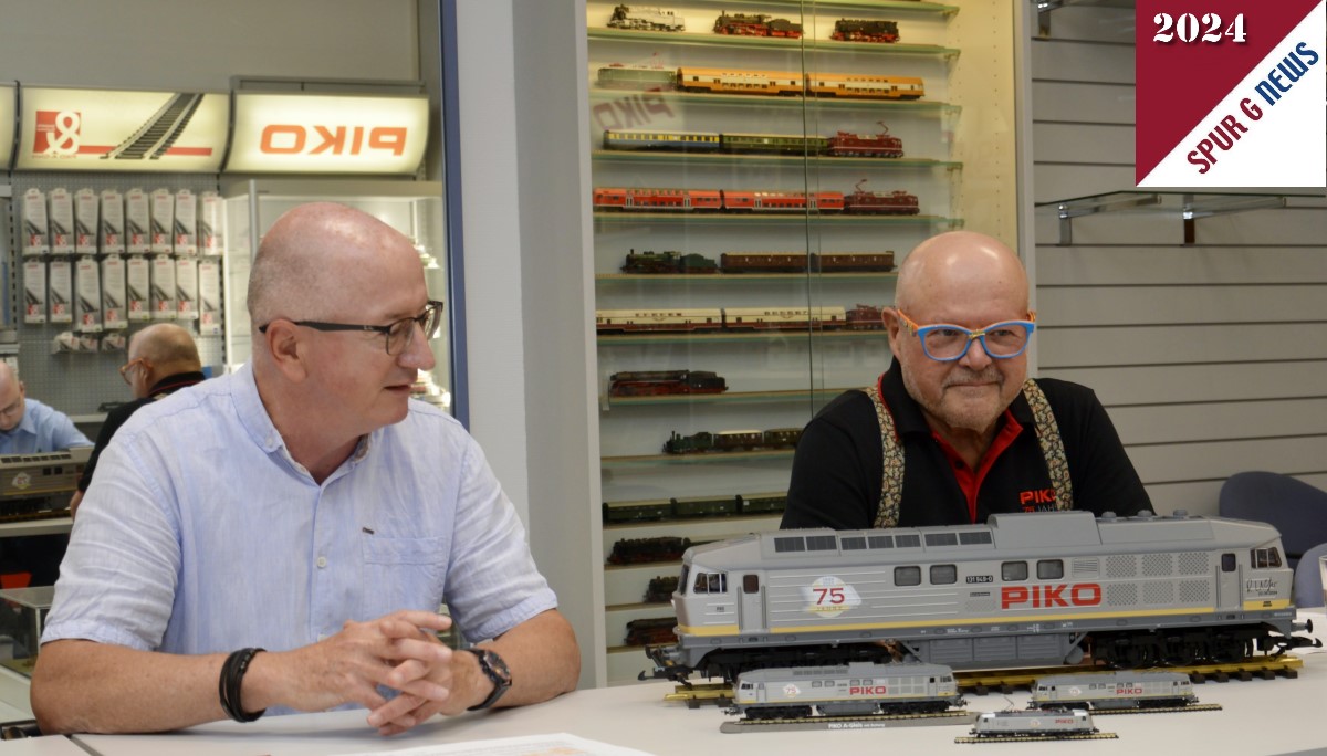 Stolz sind die beiden Herren von PIKO auf die Sondermodelle in N, TT, H0 und Spur G zum 75jhrigen Jubilum 2024.  Rechts: Herr Dr. Ren F. Wilfer - PIKO Inhaber - und Links: Herr Jens Beyer - Vertriebsleiter PIKO vor den Sondermodellen. 