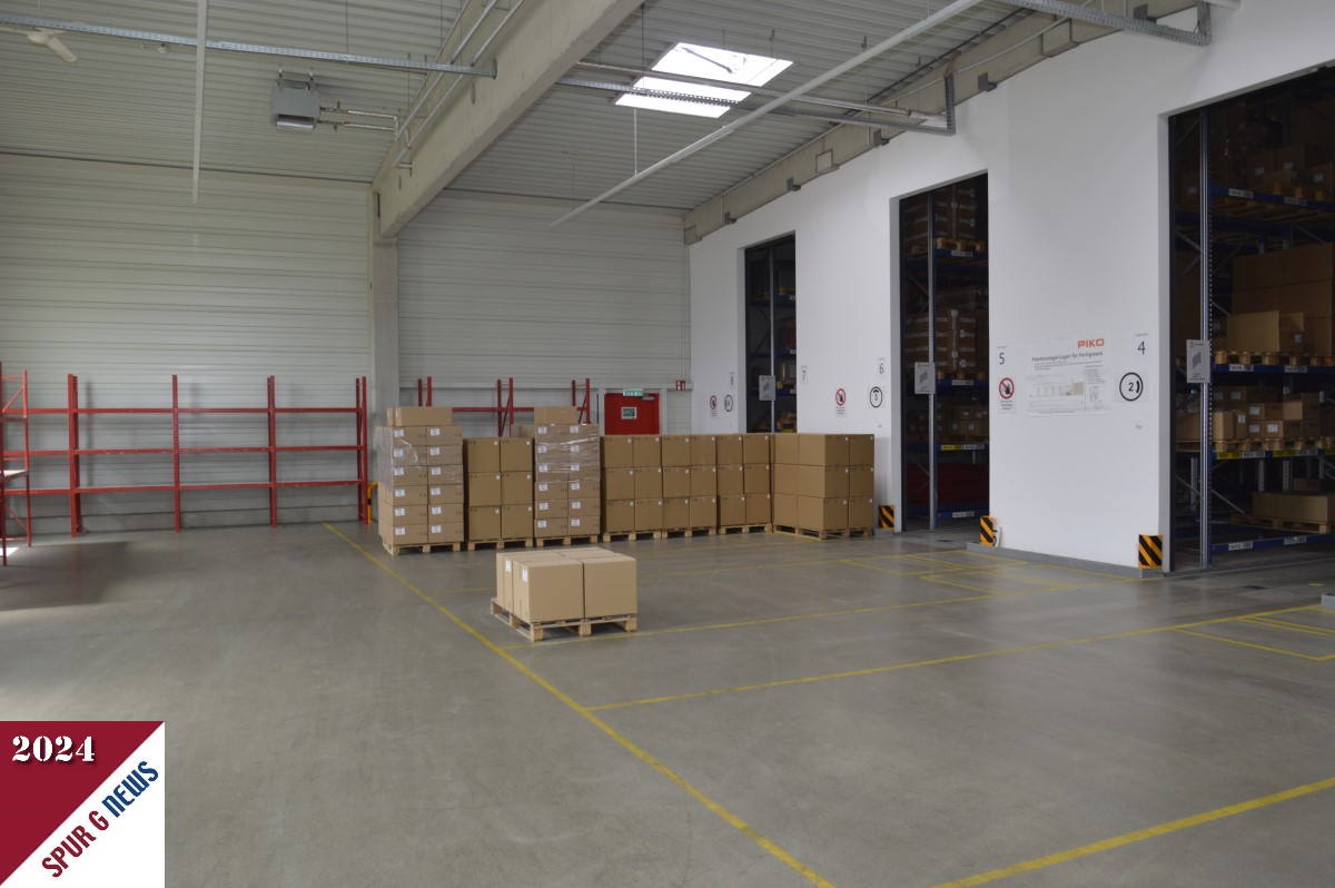 Diesmal ist der Sonderverkauf im G-Bereich in der ehemaligen "Festhalle" vor dem Hochregallager. Freuen Sie sich auf 1. und 2. Wahl Artikel. Aus der Frhjahrsaktion ist noch der "Glserne Zug" - analog - in ganz geringen Stckzahlen vorhanden. Preis wird erst am Tag der offenen Tr bekannt gegeben. Aber - es lohnt sich! 