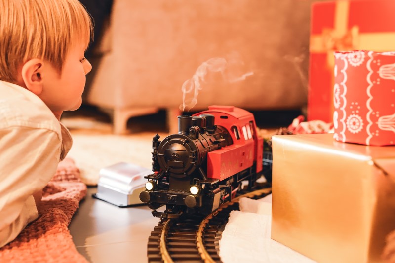 Wenn drau�en die ersten Schneeflocken fallen, Kerzen warmes Licht verbreiten und der Duft von Zimt und Tannengr�n durchs Haus zieht, beginnt die sch�nste Zeit des Jahres. Und dieses Jahr gibt es ein Highlight, das Tradition und festlichen Lifestyle perfekt verbindet: Die PIKO Weihnachtslok 