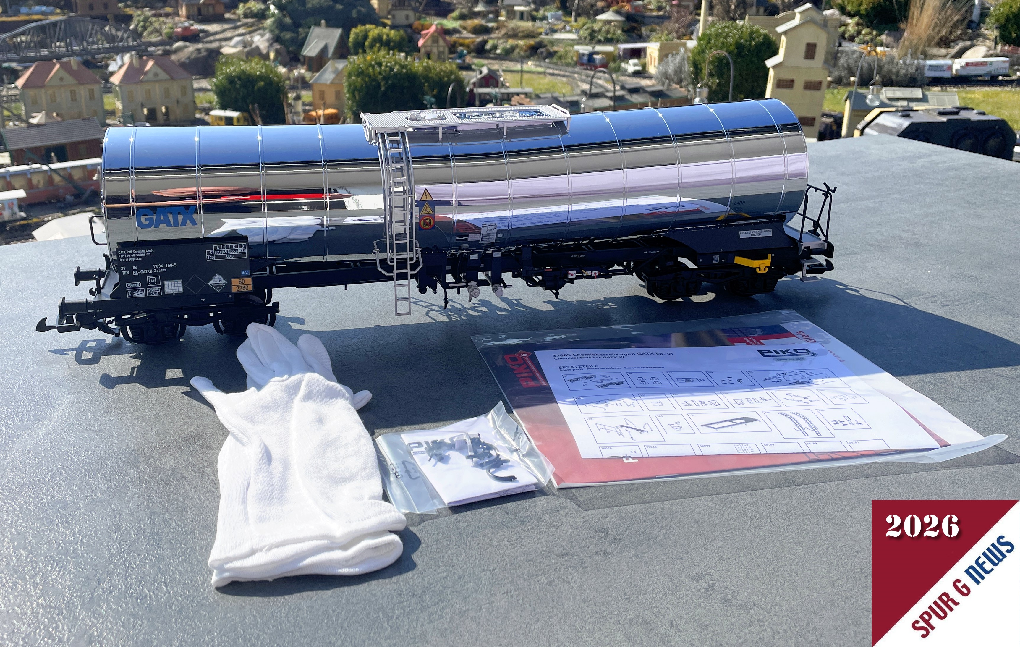 G Chemiekesselwagen GATX VI Art. Nummer 37865. Es fehlt nur noch das Gleisstück, dann wäre das Foto perfekt. Die Spiegelung auf der verchromten Seite ist auch auffällig. Die Handschuhe, die Zurüstteile und die Anleitung mit Explosionszeichnung liegen dem Wagen bei.