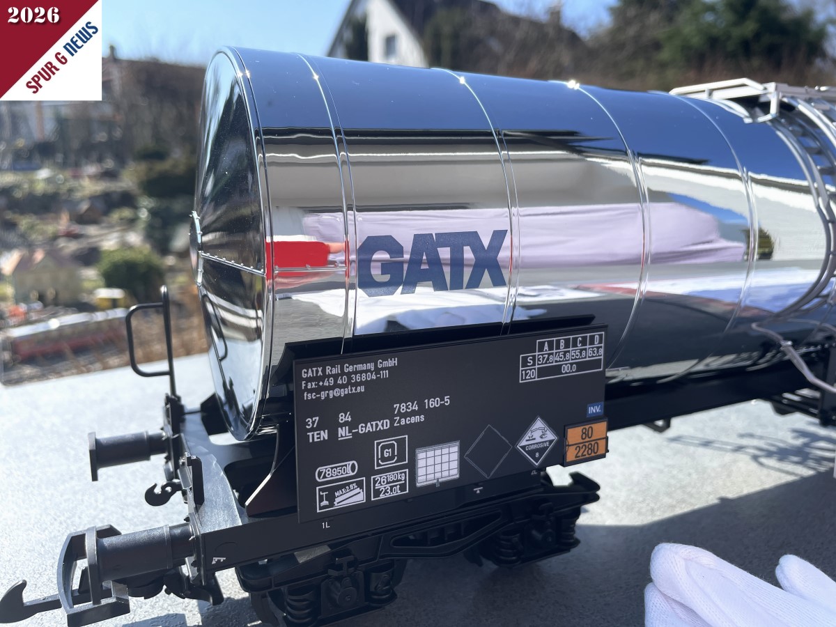 G Chemiekesselwagen GATX VI Art. Nummer 37865. Sauber bedruckt ist nicht nur der Hochglanzkessel mit dem GATX Zeichen sondern auch das "Typenschild" mit den vielen Hinweisen und Warnschildern. GATX Rail Germany GmbH.