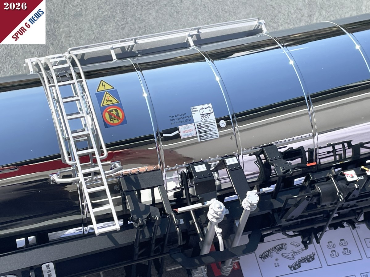 G Chemiekesselwagen GATX VI Art. Nummer 37865. Sauber bedruckt ist nicht nur der Hochglanzkessel mit dem GATX Zeichen sondern auch das "Typenschild" mit den vielen Hinweisen und Warnschildern. GATX Rail Germany GmbH.