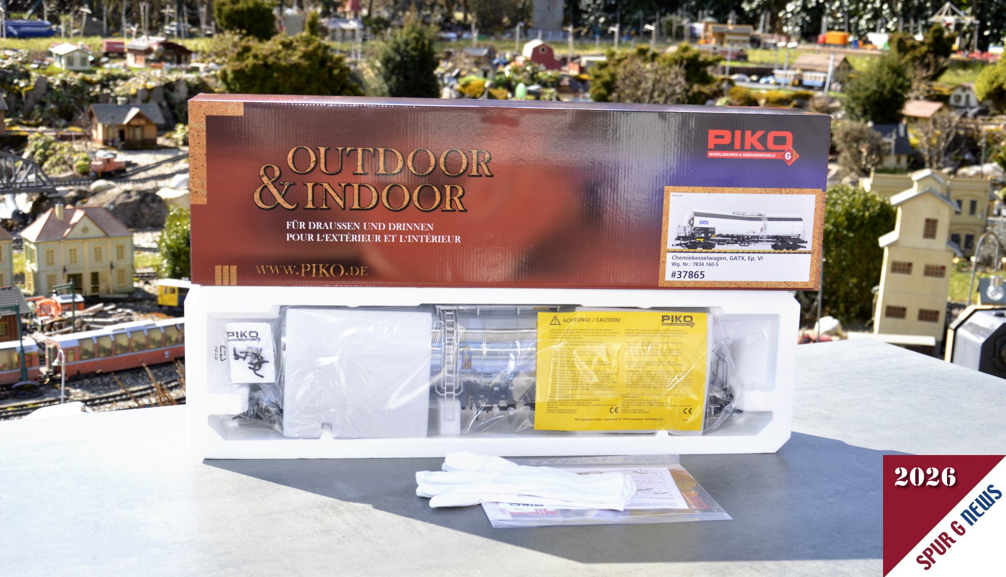 G Chemiekesselwagen GATX VI Art. Nummer 37865. Umverpackung entfernt. Gut verpackt sitzt der verchromte Chemiekesselwagen in der Styroporverpackung. Tipp: Beim herausnehmen der Styroporverpackung beide Seitenlaschen öffnen und mit leichtem Druck den Innenkarton durchschieben. Nicht ziehen, denn sonst kann die Lasche abbrechen.