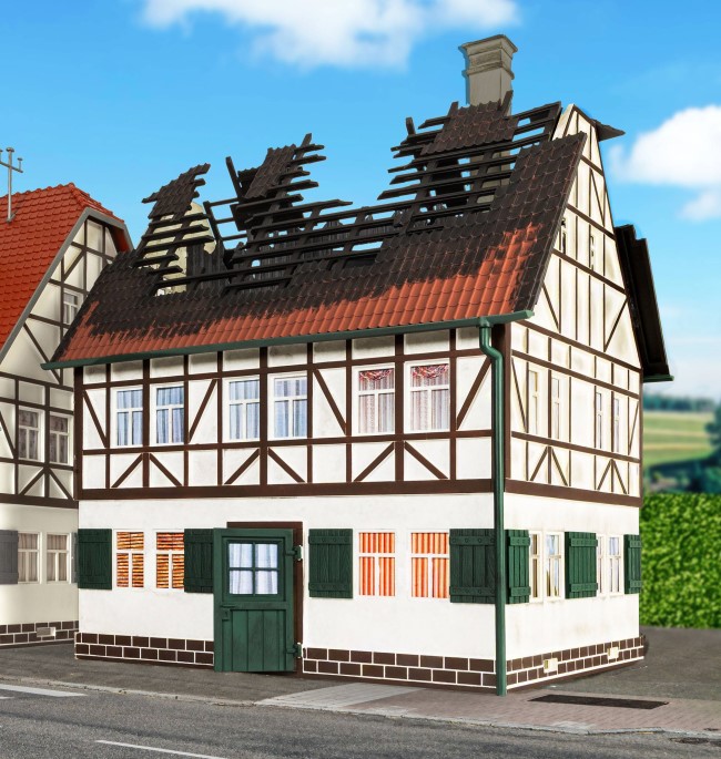 PIKO 65011 - Verwittertes Fachwerkhaus mit Brandspuren, Geb�udemodell f�r Gartenbahn (Modelleisenbahn Spur G)