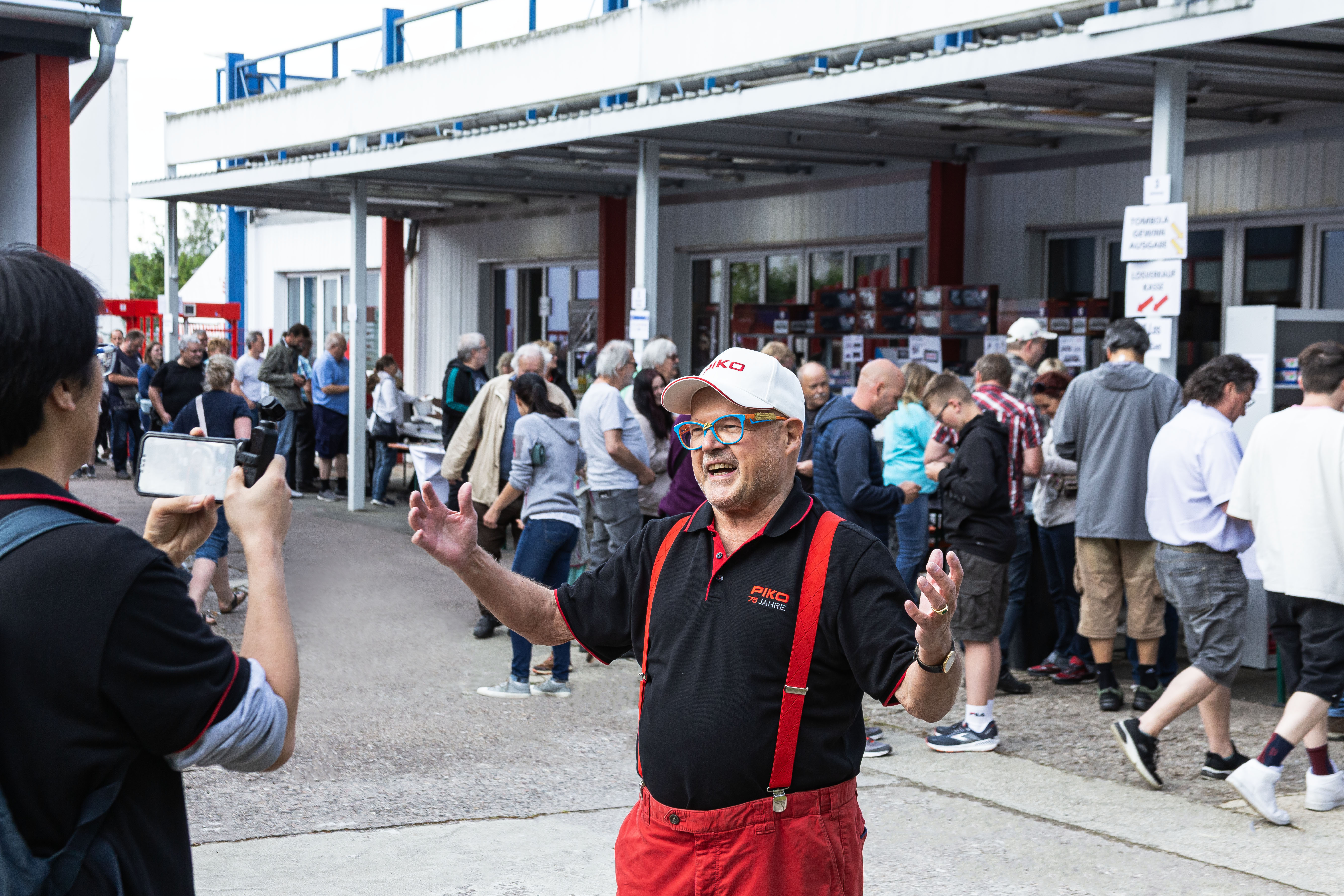 Der �Tag der Offenen T�r� ist eine Unternehmens- und Erlebnisveranstaltung, die Produktion, Marke und Familienerlebnis auf besondere Weise verbindet. Am Unternehmenssitz in der Lutherstra�e 30 in Sonneberg erhalten Besucherinnen und Besucher exklusive Einblicke hinter die Kulissen eines der traditionsreichsten Modellbahnhersteller Europas. Erwartet werden �ber 15.000 G�ste aus dem In- und Ausland an nur einem Tag � damit z�hlt der TOFT nachweislich zu den gr��ten Einzelveranstaltungen in S�dth�ringen und Oberfranken. 
