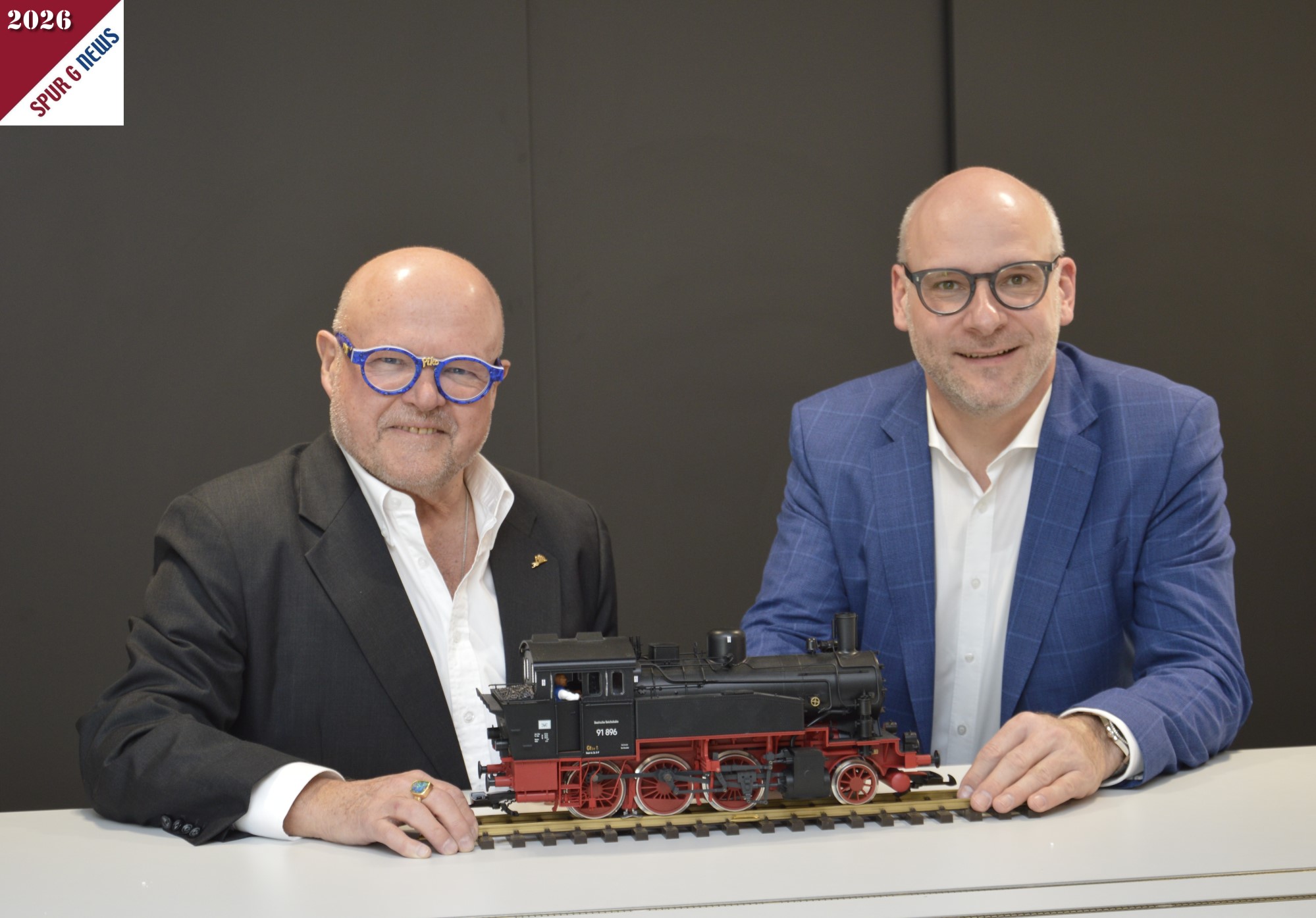 PIKO Inhaber, Gesch�ftsf�hrer und Beiratsvorsitzender, Dr. Ren� F. Wilfer (links) und Gesch�ftsf�hrer Herr Rainer Landwehr pr�sentierten eine Dampflok der Baureihe 91 im Flagshipstore nach der Jahrespressekonferenz 2026. 