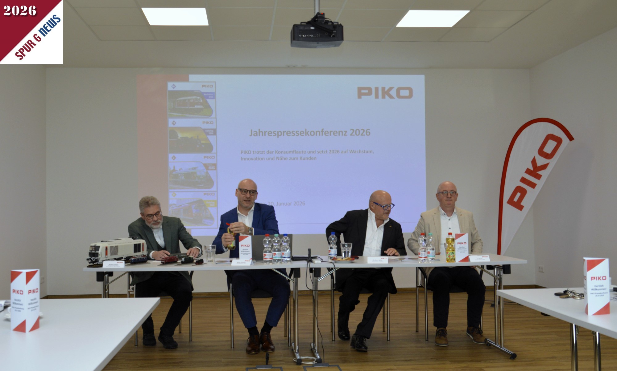 Bei der heutigen Pressekonferenz und Neuheitenvorstellung in Sonneberg ist durch den Umbau der R�umlichkeiten eine andere Situation vorhanden. Die Bilder fehlen noch an der Wand im neuen Presse- und Schulungsraum in Sonneberg. Der neue Gesch�ftsf�hrer Herr Rainer Landwehr (zweiter von Links) f�hrte durch die Jahrespressekonferenz. Herr Fr�hlich (links im Bild) stellte die Neuheiten im einzelnen vor. Herr Dr. Ren� F. Wilfer (dritter von links) zeigte mit Herrn Bayer (rechts im Bild) den Werdegang mit dem Auf- und Ab bei PIKO auf. Auch der TOFT 2026 wurde in der Konferenz genannt. 