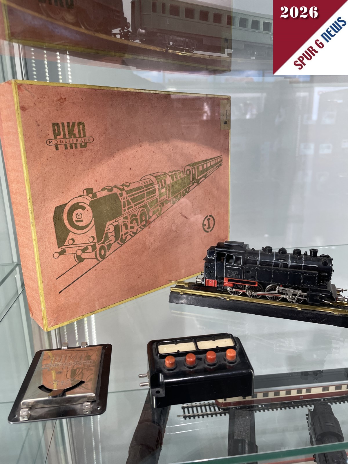 Im PIKO Flagshipstore sind neben den Artikeln die im Handel erhältlich sind auch noch Auszeichnungen - wie das goldene Gleis - zu sehen. Wir haben hier die Museumsstücke abgelichtet. Von der Verpackung über eine Metalldampflok sind noch ein flacher Handregler und ein Stellpult ausgestellt.