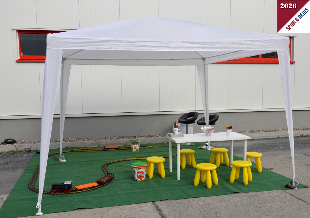 Die Kinderspielecke mit einer Gleisschleife und einem Zug, gezogen von einer Diesellok, war im Außenbereich aufgebaut. Hier konnten die Kinder auch den eigenen Wagen bemalen.