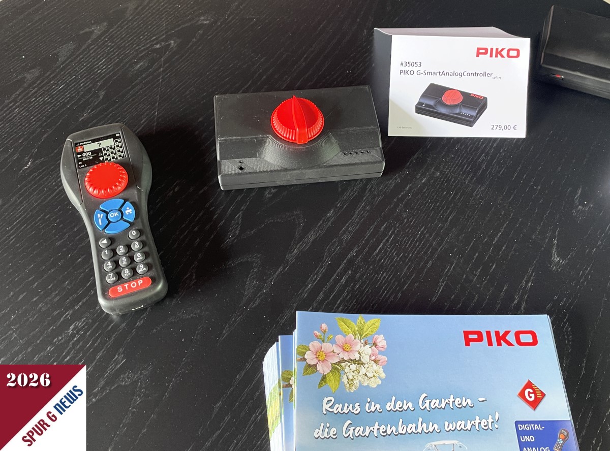 Der neue PIKO Smart Controler wlan, Artikel 35055 war schon mit der Zentrale im Einsatz. In der Bildmitte ist der neue elektronische Fahrregler für den Analogbetrieb zu sehen. Dieser Fahrregler ist mit wlan ausgestattet und erlaubt eine Regelung mit dem PIKO G SmartController wlan. Damit ist eine mobile Steuerung der Analoganlage über wlan möglich. Leider konnte nur das 3D Muster beim Start in die Gartenbahnsaison gezeigt werden. Eine Vorführung und eine exakte Anschlussbeschreibung werden wir noch nachholen.