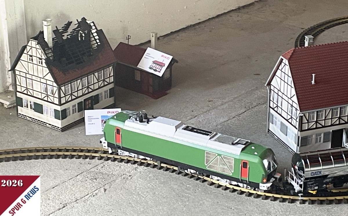 Im Nebenraum der 2. Wahl Angebotsfläche hat munter die Neuheit 2026 von PIKO mit dem neuen Chemiekesselwagen die Runden gedreht. Vorbei an den Häusern, die auch als Neuheit 2026 vorgestellt wurden. Dauert nicht mehr lange bis die Ware in den Fachhandel kommt.