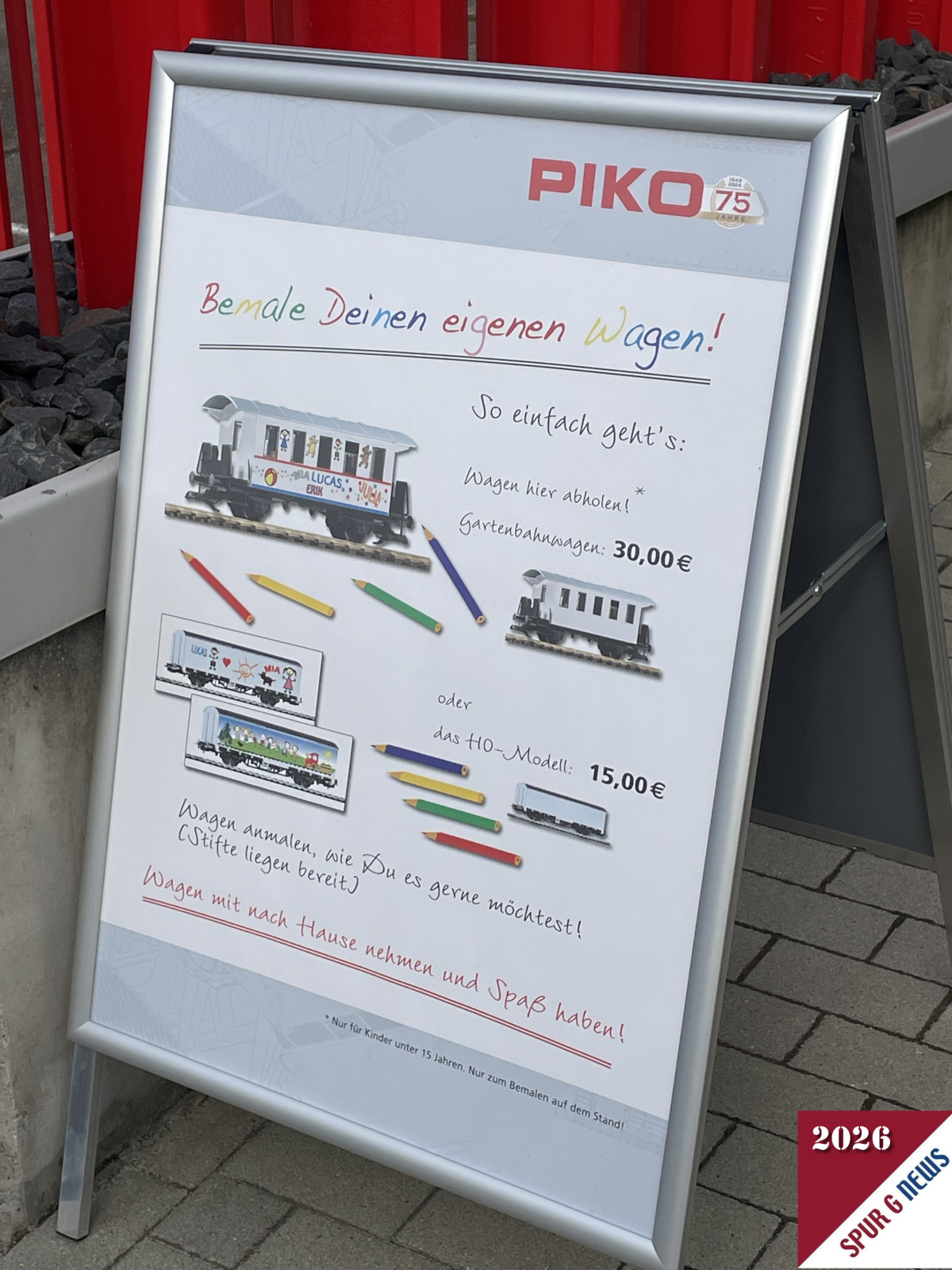 Wie dies funktioniert wurde in einem Werbestopper gleich am Eingang für die Kinder und Eltern erklärt. Ob Gartenbahnwagen in Spur G oder Güterwagen in H0 hier konnten der Phantasie freien Lauf gelassen werden.