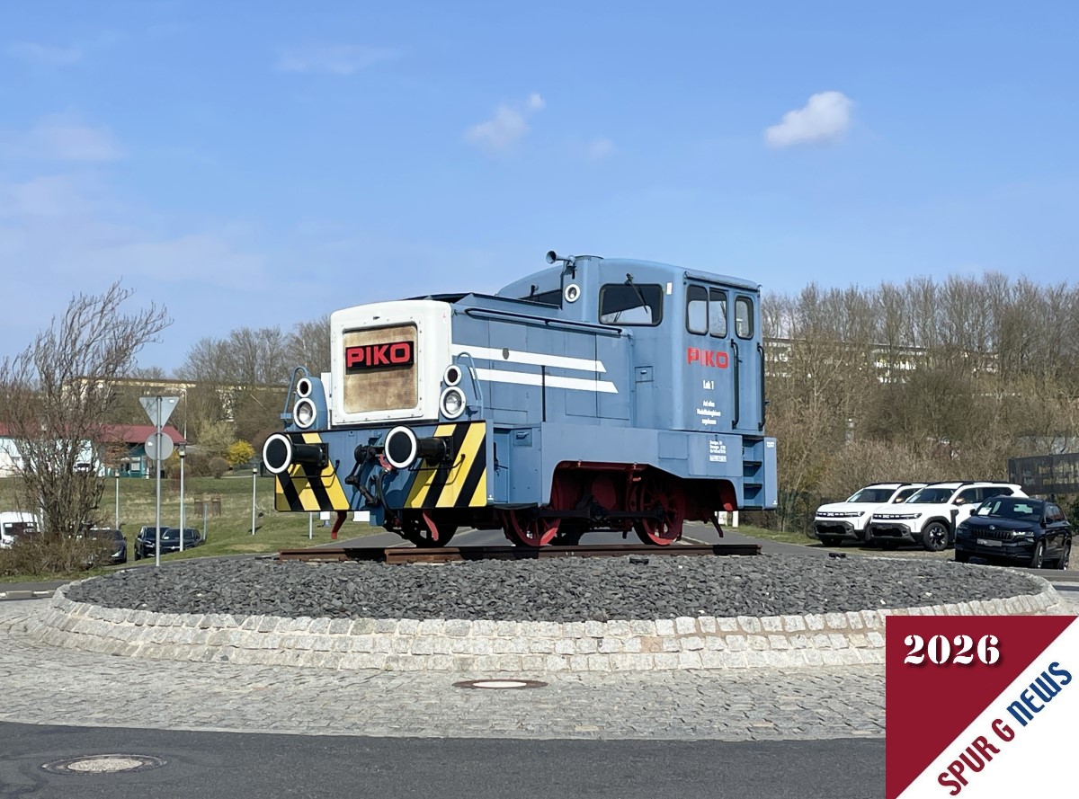 Auf dem Verkehrs-Kreisel nähe der PIKO Manufaktur ist die PIKO LOK 1 im Original zu bestaunen.