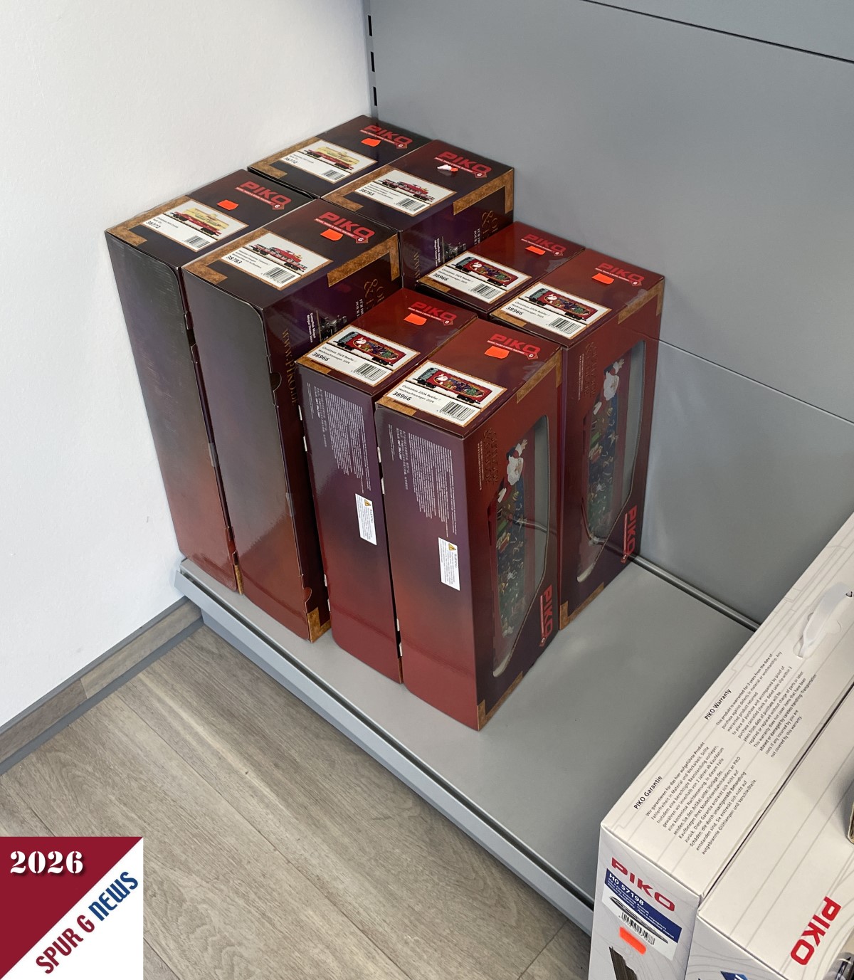 Angebot C im PIKO 2. Wahl Shop. Weihnachtswagen in drei verschiedenen Ausfertigungen. Recht unten noch PIKO Häuser.