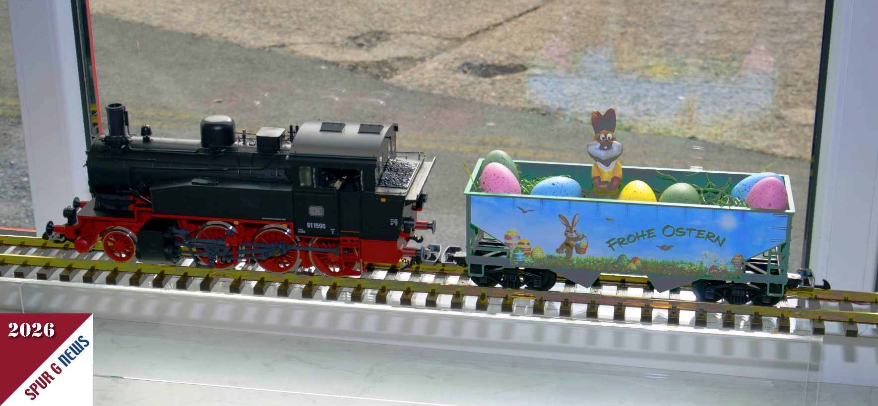 Da die Osterfeiertage sich nähern wurde zum Start der Gartenbahnsaison auf der Pendelanlage im Schaufenster eine Dampflok mit dem Schüttgutwagen "Frohe Ostern" gezeigt.