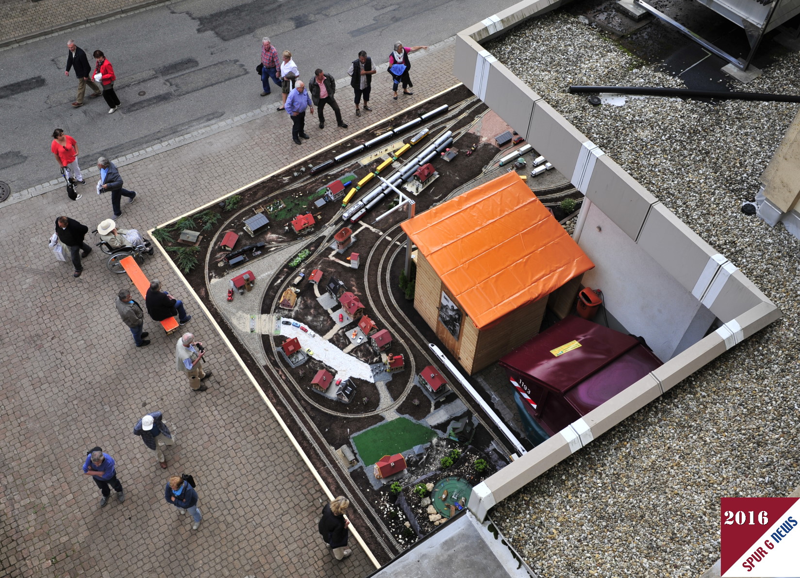 Herr Kenner und sein Team haben extra für diese beiden Jubiläumstage eine Außenanlage für die Gartenbahn erstellt. In L-Form war diese Anlage mit vier herrlichen Zügen bestückt. Von 10-18 Uhr liefen am Freitag bei herrlichem Herbstwetter die Züge durch die POLA Landschaft.