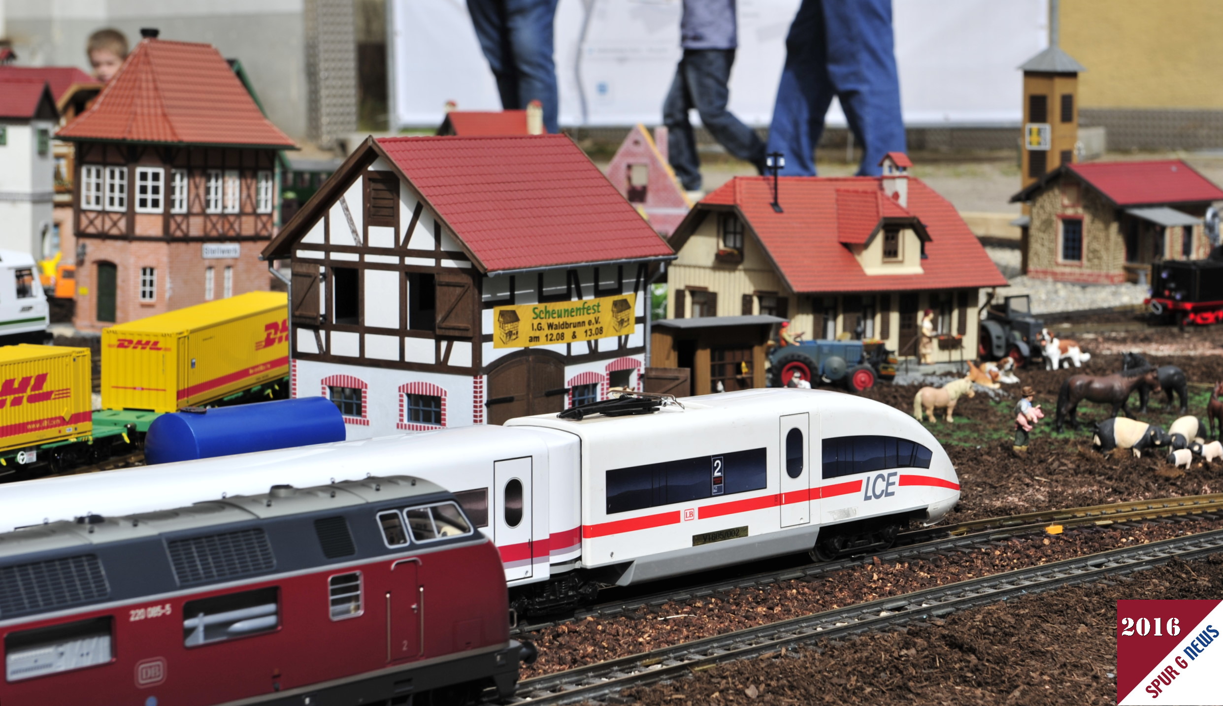 Die Auswahl der Häuser und Fahrzeuge wurde treffend für die verschiedenen Zuggattungen die auf der Anlage fuhren ausgewählt. Auch Tiere und kleine Gimmiks durften wieder nicht fehlen. Die Kinder hatten sofort den LCE erkannt und sich über die Fahrt durch die Landschaft gefreut. Der LGB´ler freute sich über die V200 die mit langen Reiszugwagen unterwegs war. Ein Bernintriebwagen und eine Stainz durften ebenso nicht fehlen wie eine Ge 4/4 III mit mehreren Schiebewandwagen.