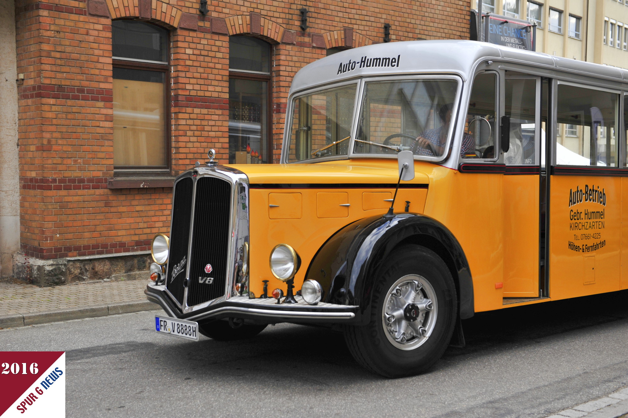 Ein Sprung in die Schweiz ist auch von Gütenbach nicht weit und so wurde ein BERNA Bus als Shuttle vom Eingang der Kreuzstraße bis zur Festhalle eingesetzt. Ein Erlebnis mit diesem Bus zu fahren. Leider haben die Blumen in den verchromten Vasen neben den braunen Kunstledersitzen gefehlt. Sonst war alles Original und der Bus eine Augenweide von Innen und Außen.