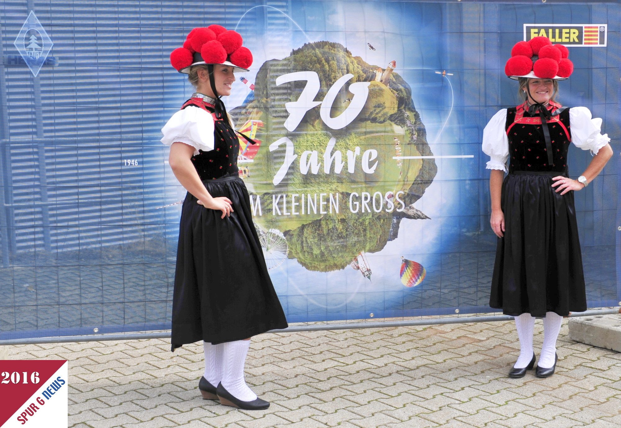 Die typischen Merkmale  der Schwarzwald Region sind eben die Bume, der Titisee, die Mhlen oder Bauernhuser, die Kuckucksuhren,  herrliche Kirschtorten oder leckerer Schinken, Trachten mit dem Bollenhut. Und FALLER 70 Jahre IM KLEINEN GROSS. 