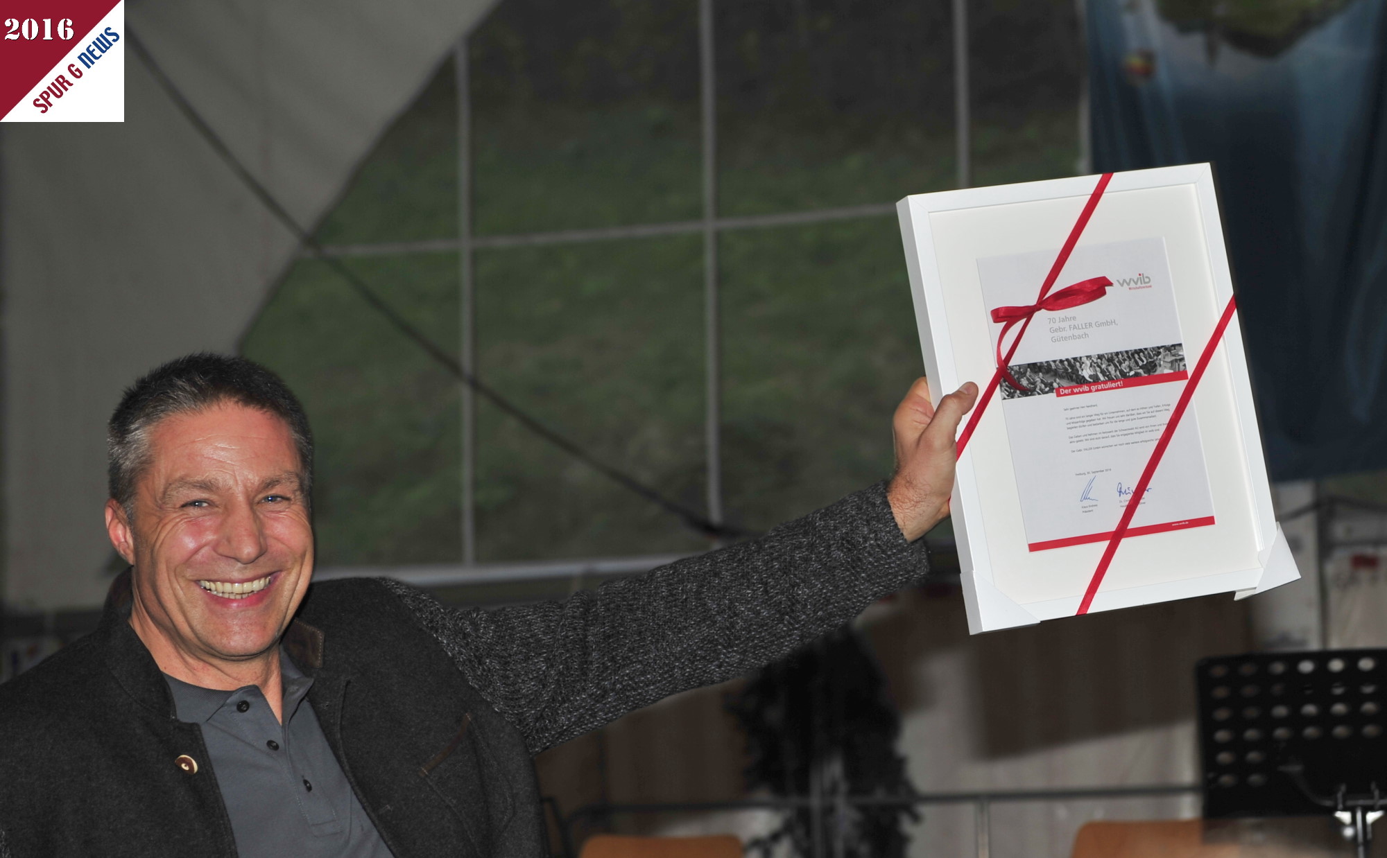 Auch Herr Horst Neidhard hat sich beim gemütlichen Festabend im Oktoberfestzelt des Sportvereins Gütenbach über das Lob vom Bürgermeister, Landrat sowie der Urkunde vom Verband BMVI für das Faller Jubiläum gefreut.