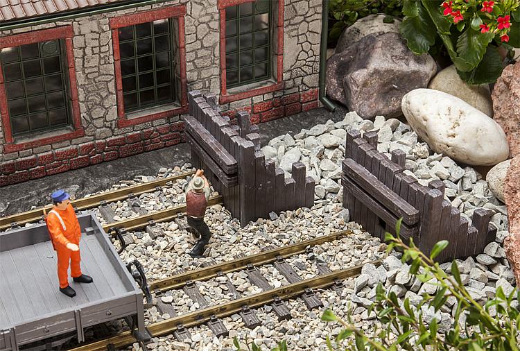 - POLA Neuheite 2017 - Prellböcke - Art.Nr. 331886 Am Ende angekommen! Die beiden massiv gebauten Prellböcke bilden den wichtigen Gleisabschluss, der verhindert, dass ein Zug oder ein Wagen über das Gleisende hinausrollen kann. Beim Aufprall nehmen diese möglichst viel Energie des Zuges auf, damit dieser im besten Fall unbeschadet bleibt. Sehr häufig auf Nebenspur- oder Schmalspurbahnen zu finden.